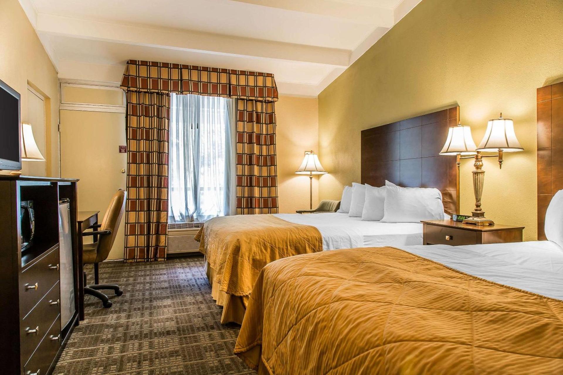 Clarion Hotel & Suites Hamden-New Haven photo 17