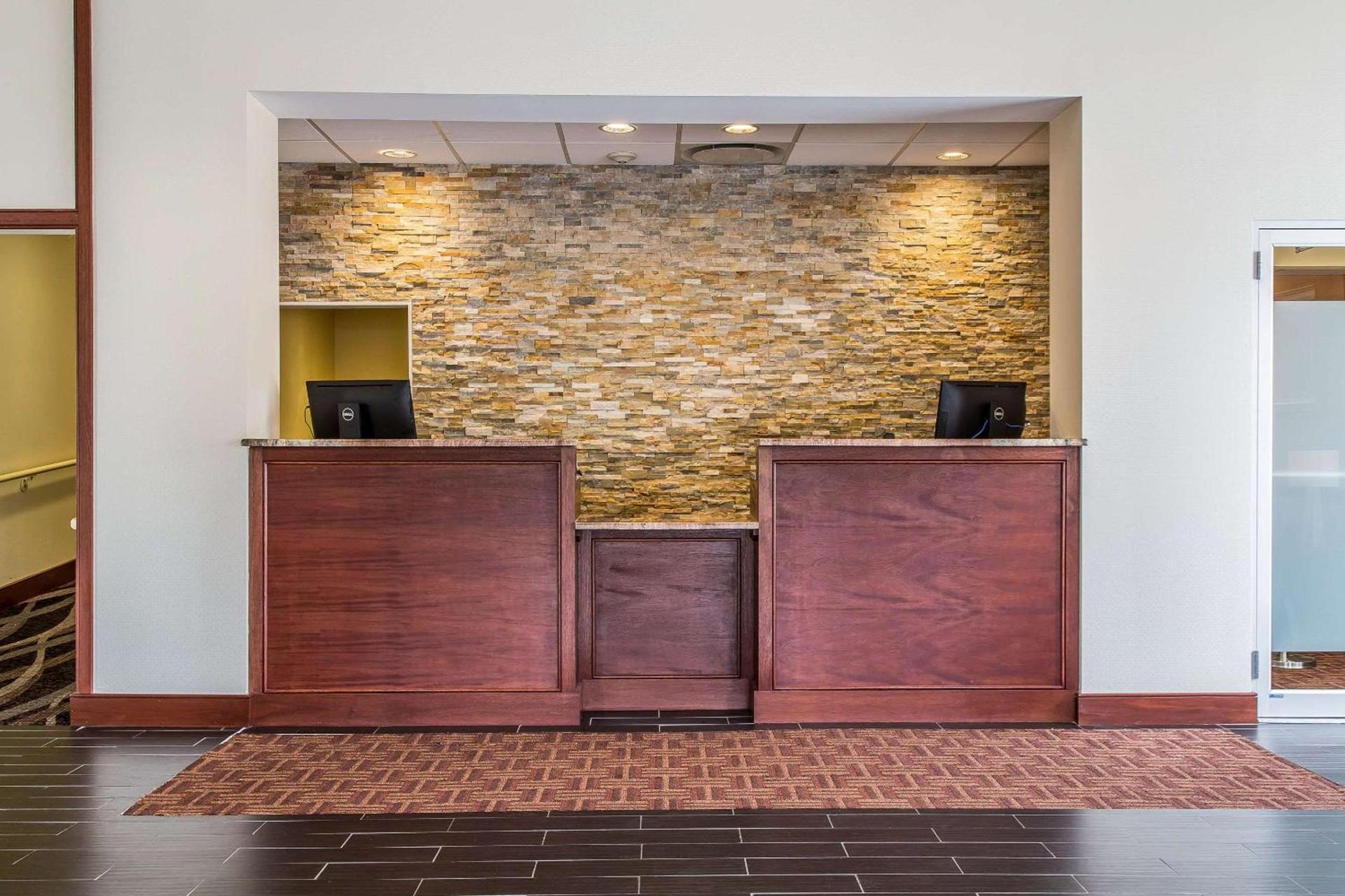 Clarion Hotel & Suites Hamden-New Haven photo 7
