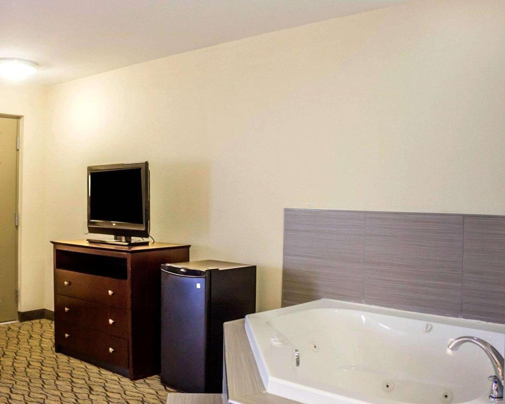 Quality Inn Waterbury East photo 10