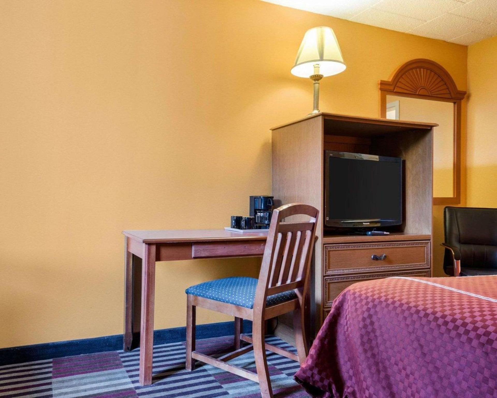 Rodeway Inn University photo 16