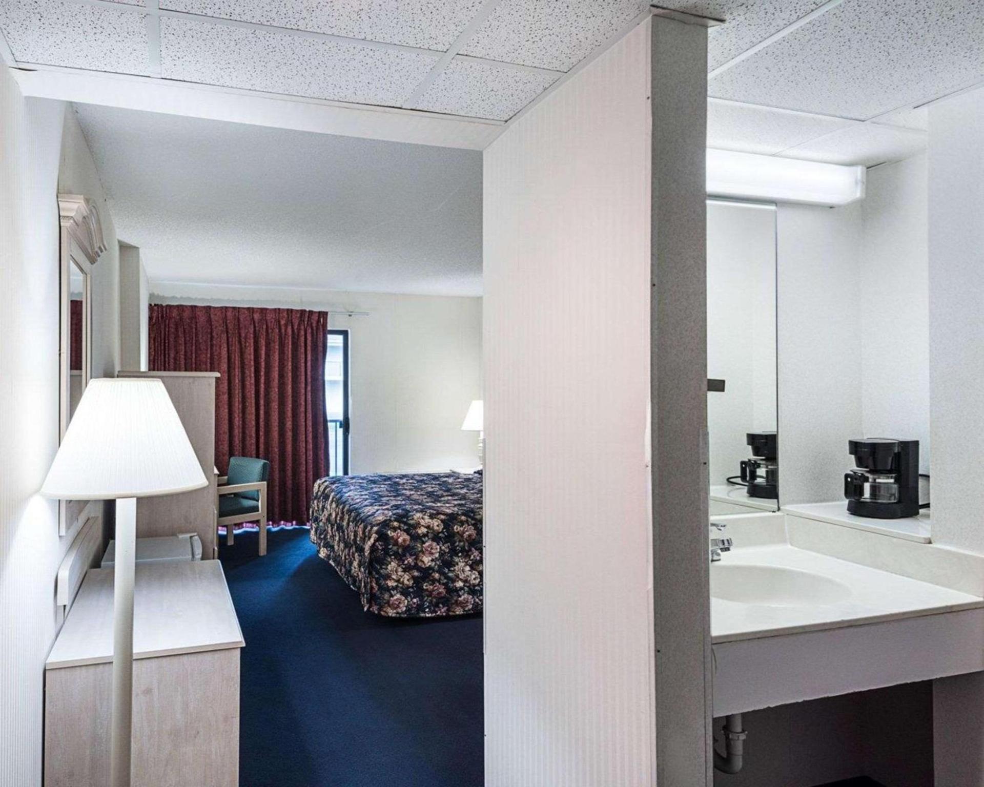 Econo Lodge Inn & Suites Rehoboth Beach photo 5