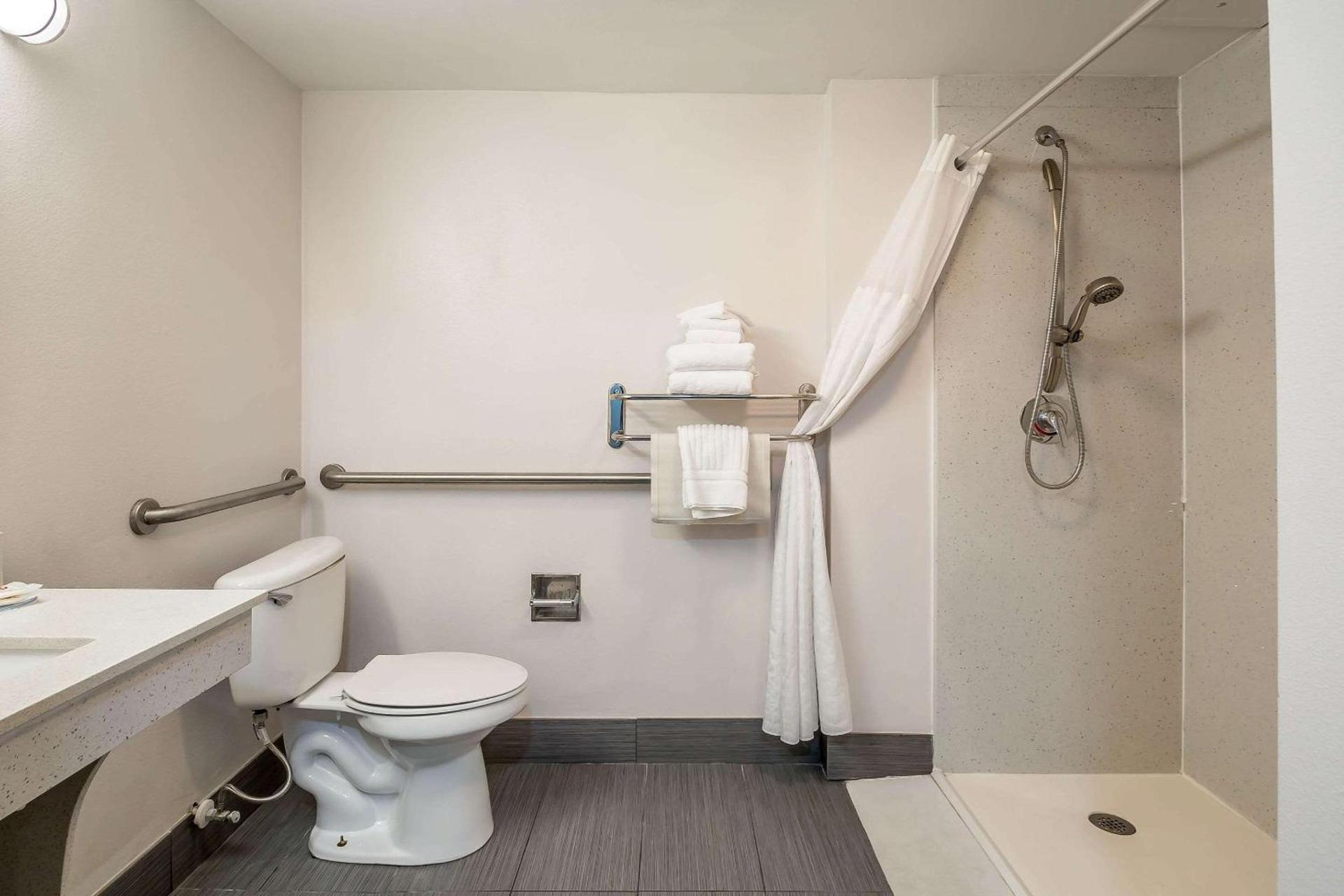 Comfort Inn University photo 11