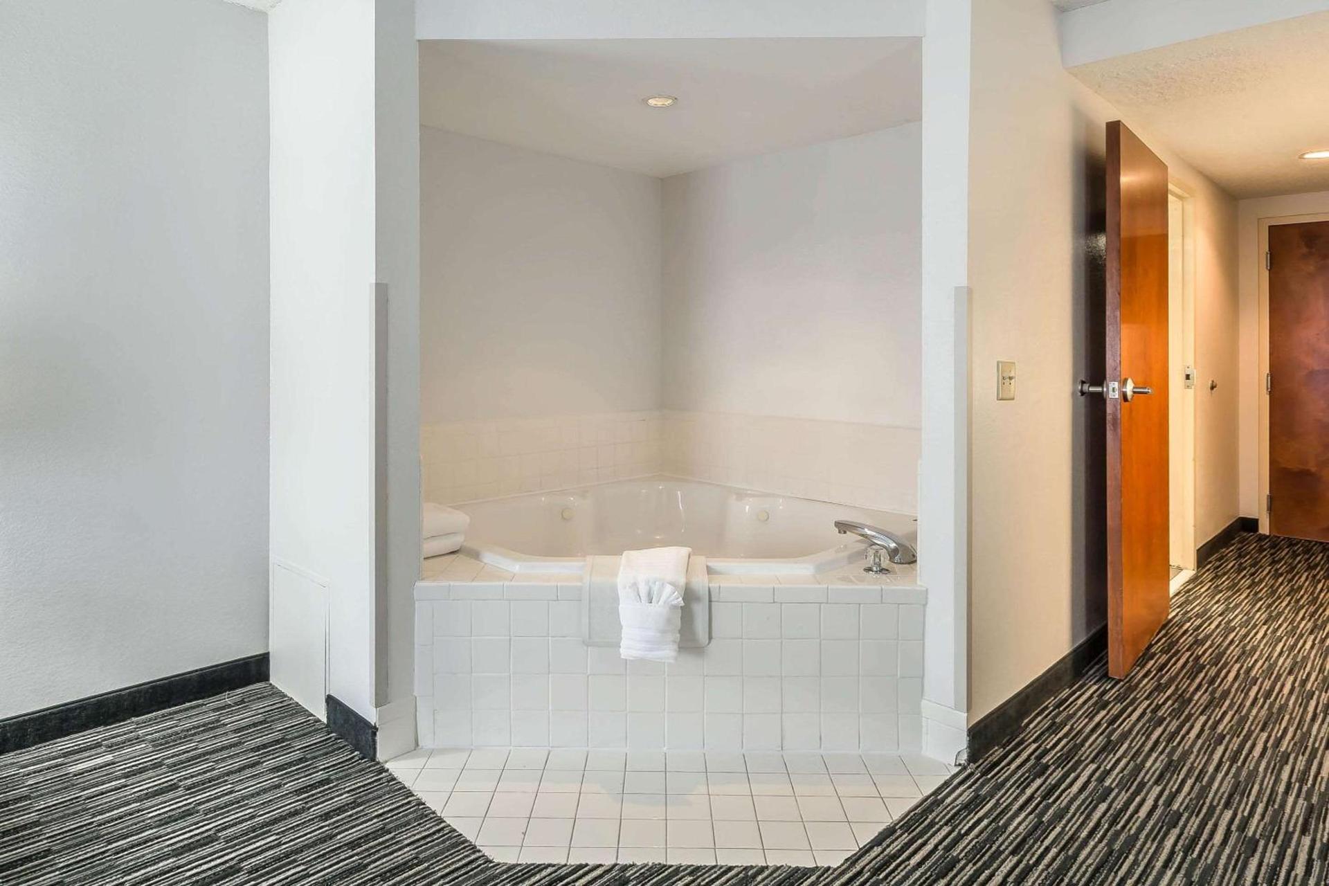 Comfort Inn University photo 13