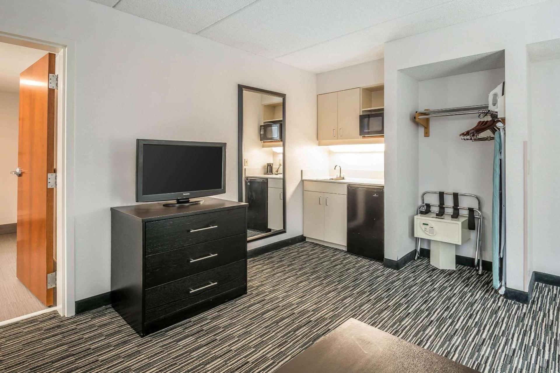 Comfort Inn University photo 32