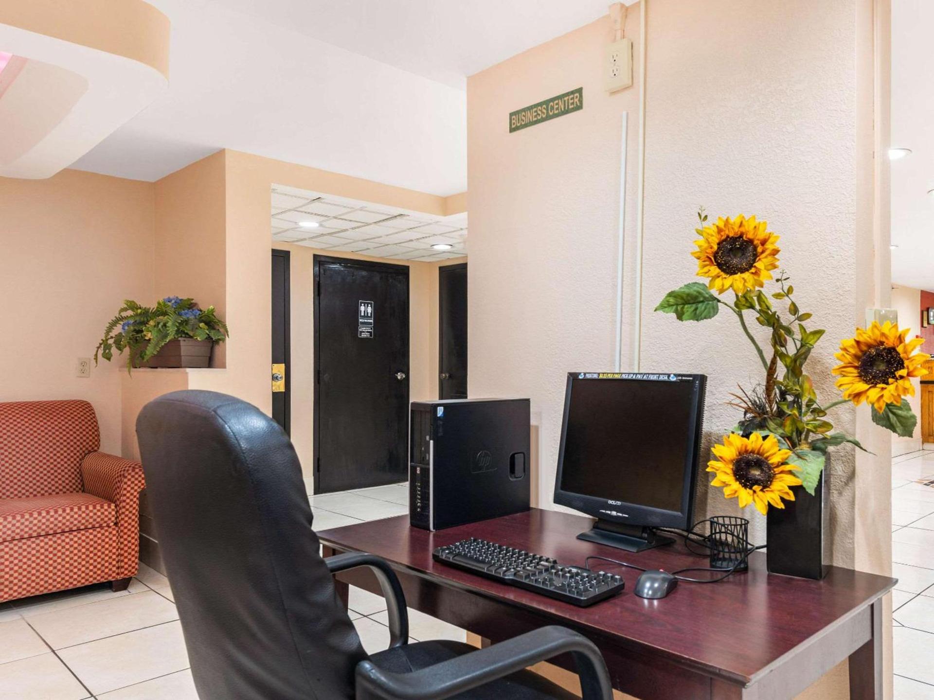 Quality Inn & Suites Orlando Airport photo 11