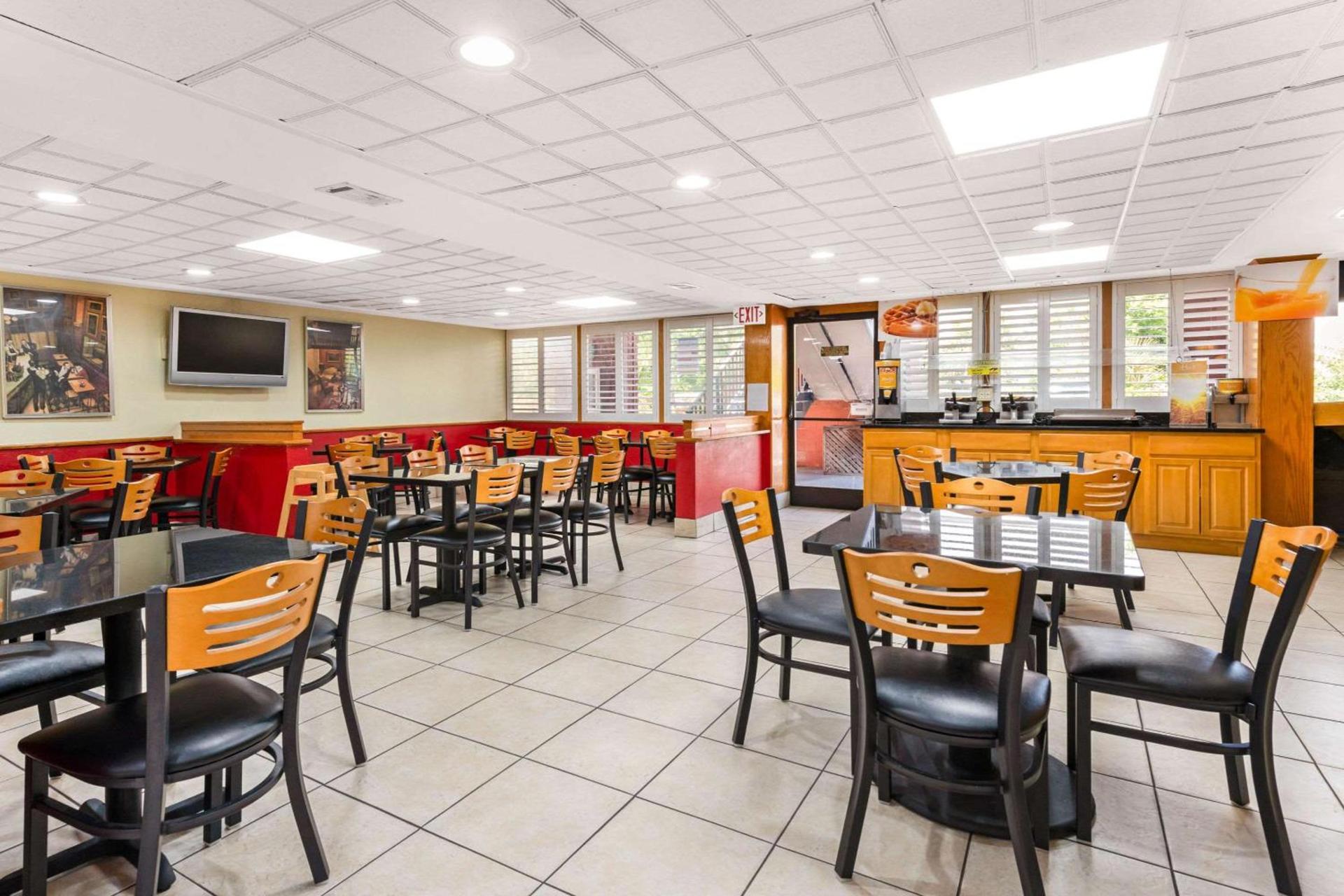 Quality Inn & Suites Orlando Airport photo 12