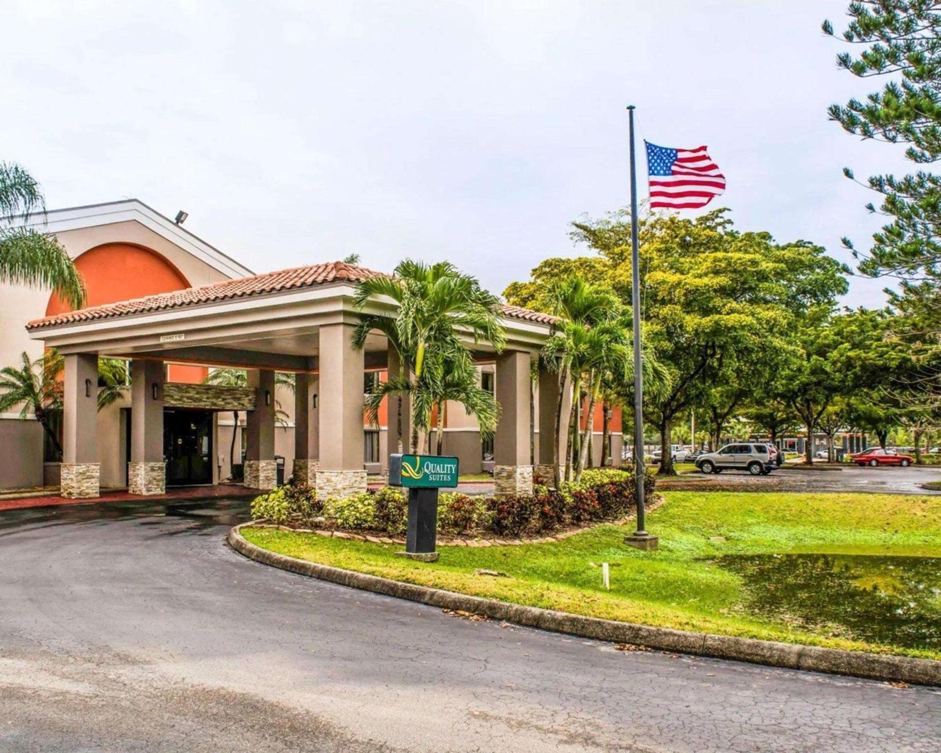 Quality Suites Fort Myers I-75 photo 1