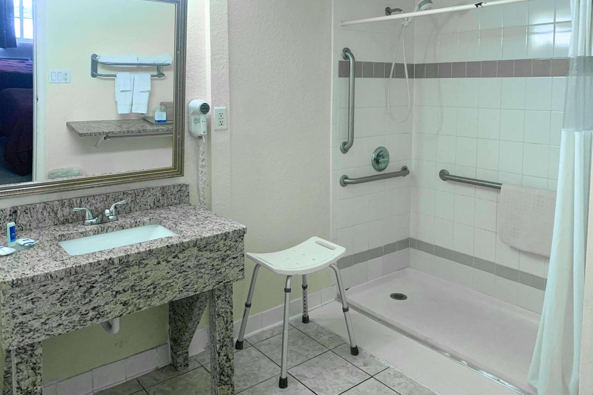 Rodeway Inn Gainesville - University Area photo 11