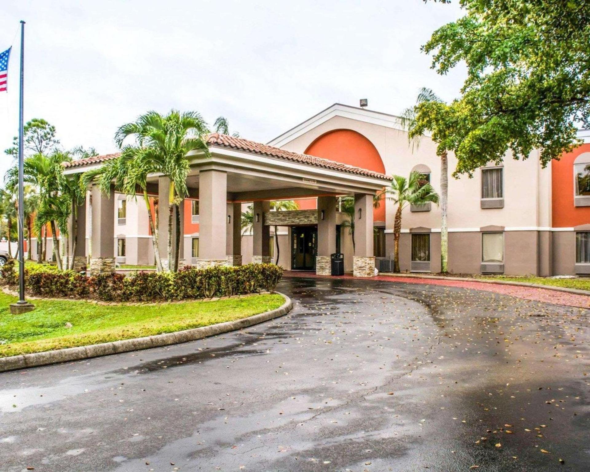 Quality Suites Fort Myers I-75 photo 2