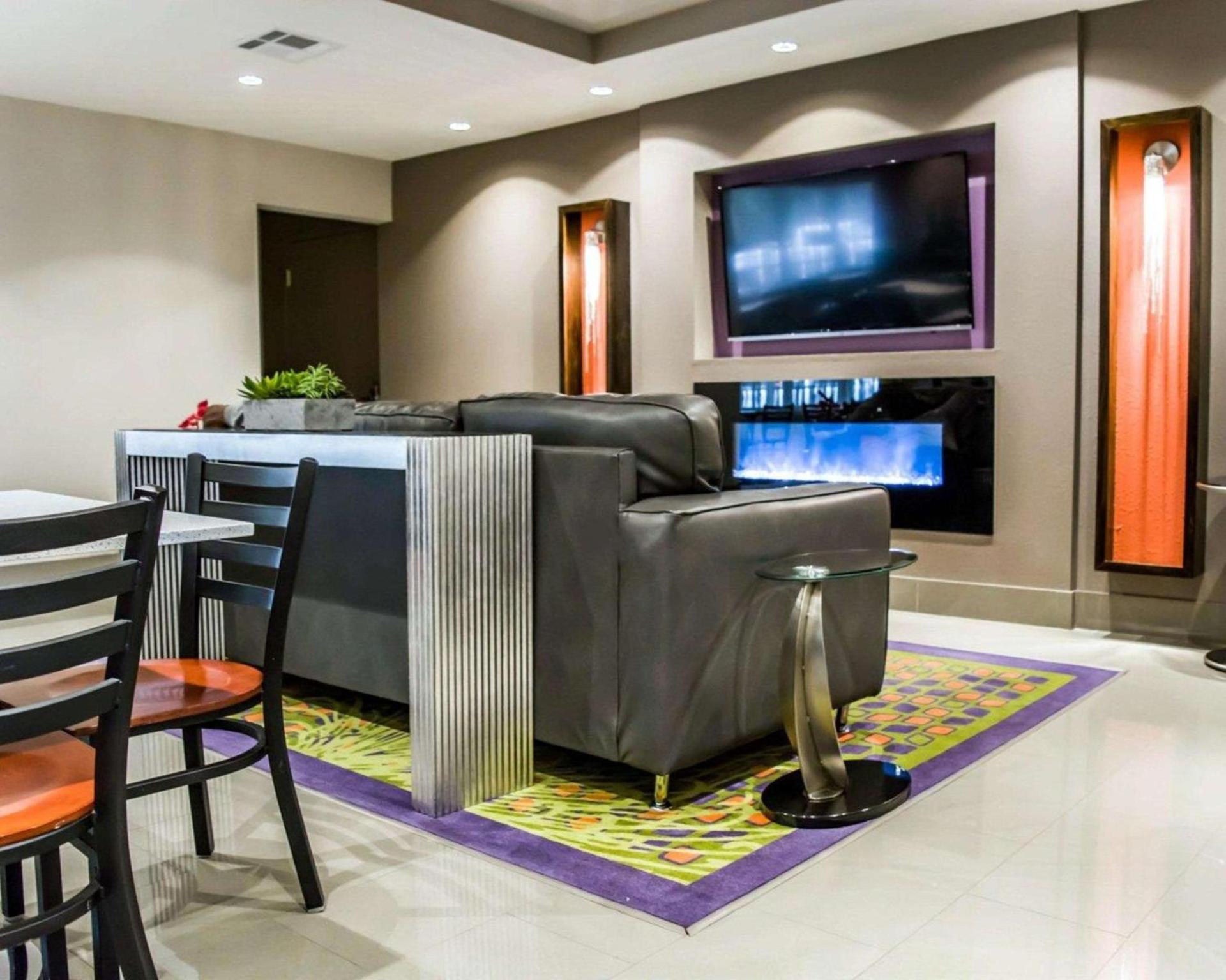 Quality Suites Fort Myers I-75 photo 8