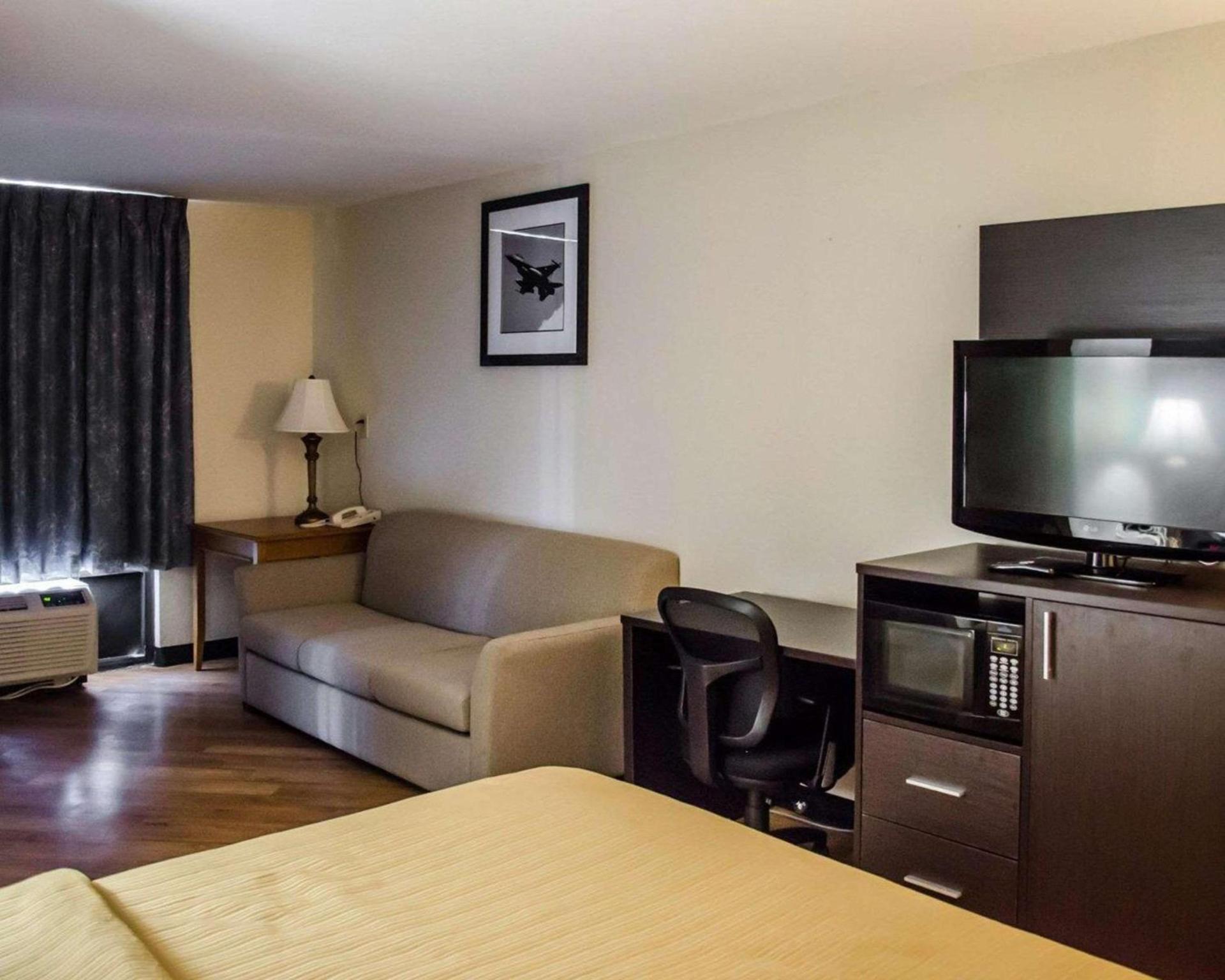 Days Inn by Wyndham Eglin AFB photo 6