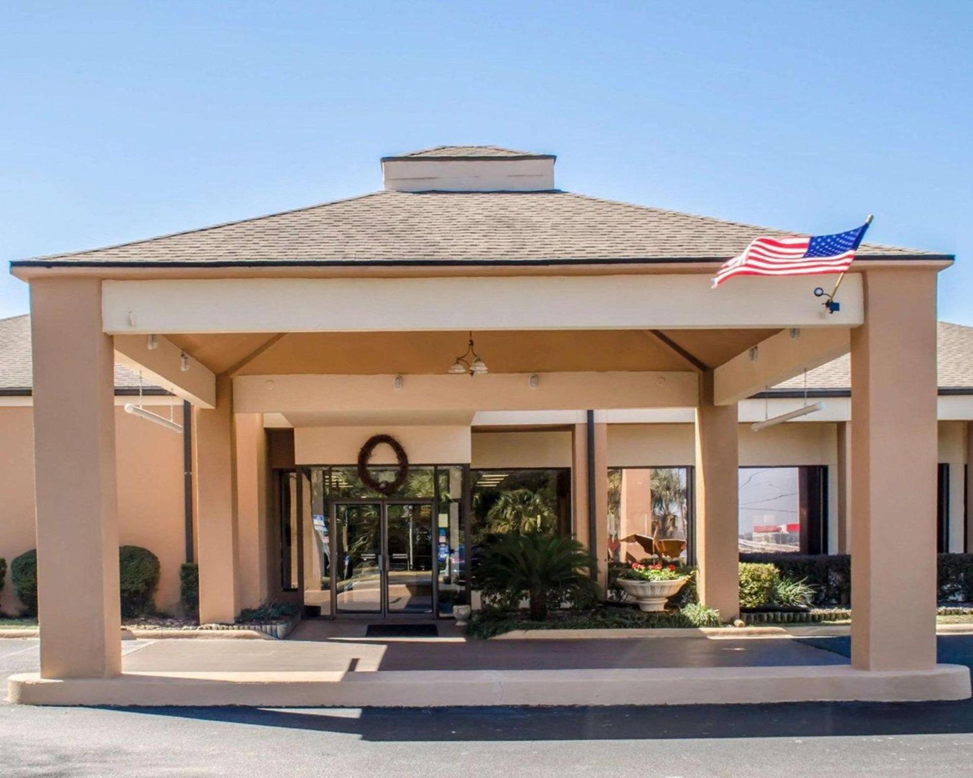 Quality Inn & Suites Pensacola Bayview photo 2
