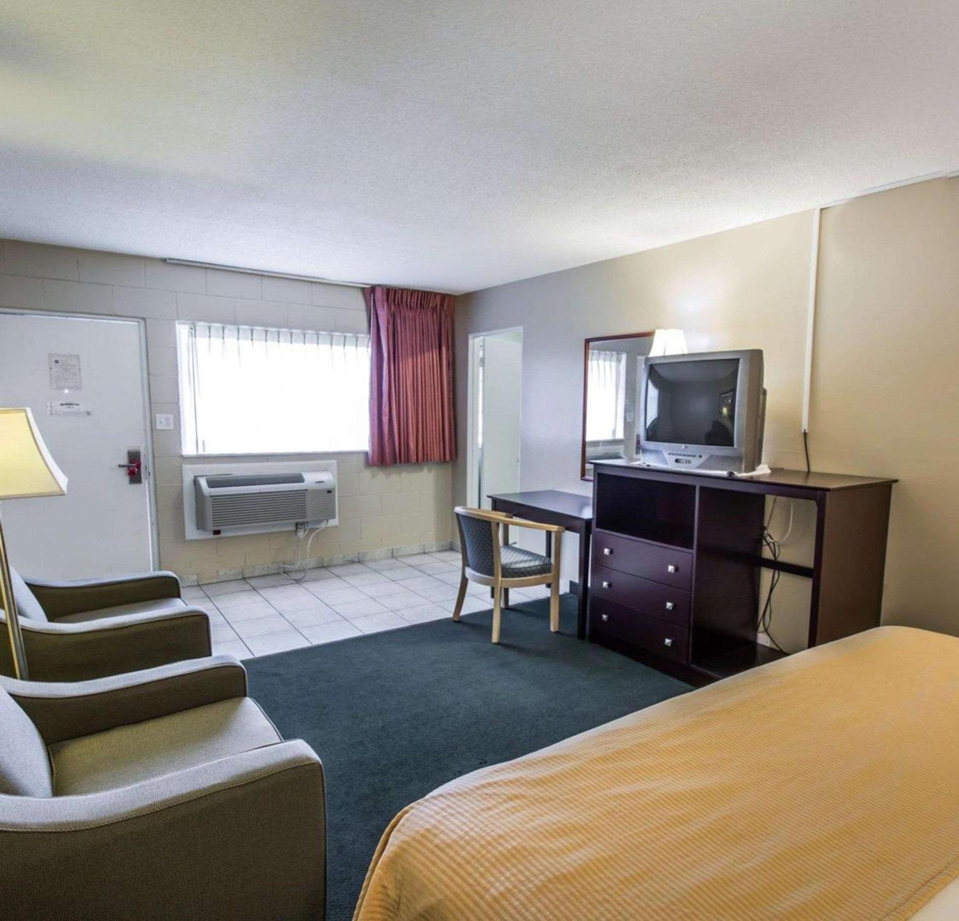 Econo Lodge Cocoa Beach - near the Port photo 11