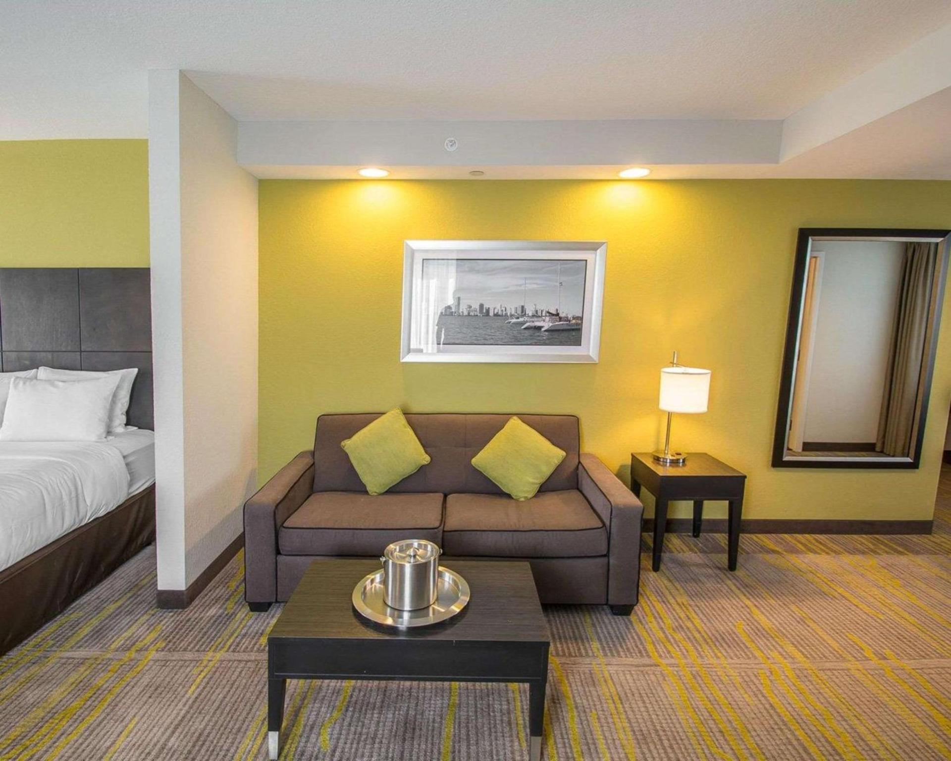 Comfort Suites Miami Airport North photo 2