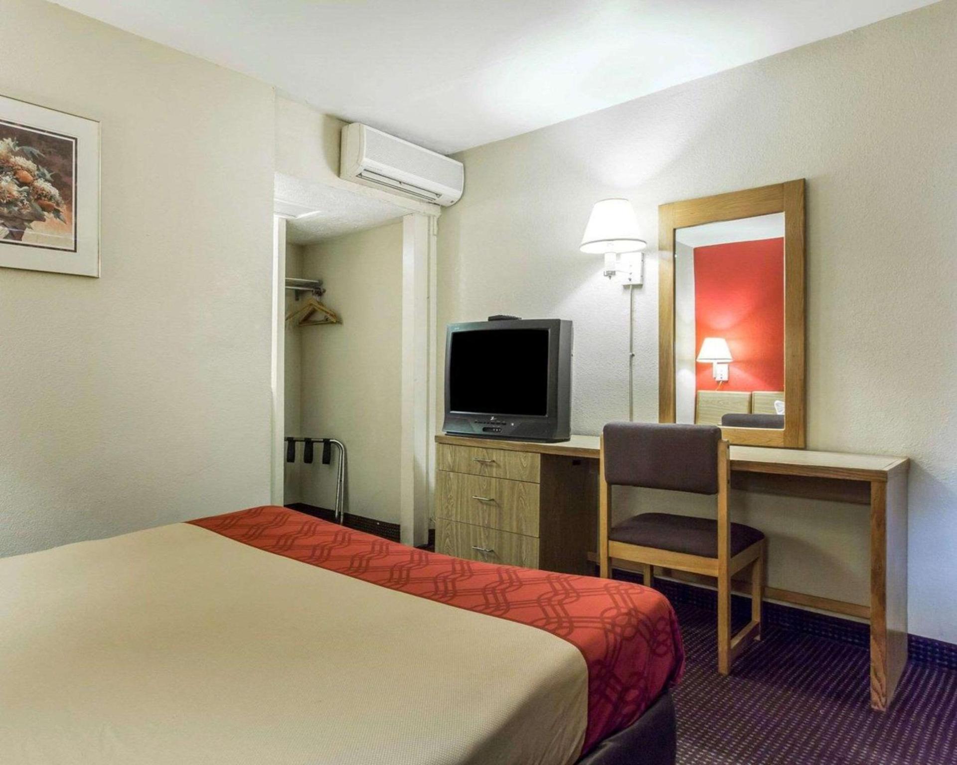 Econo Lodge Atlanta College Park photo 2