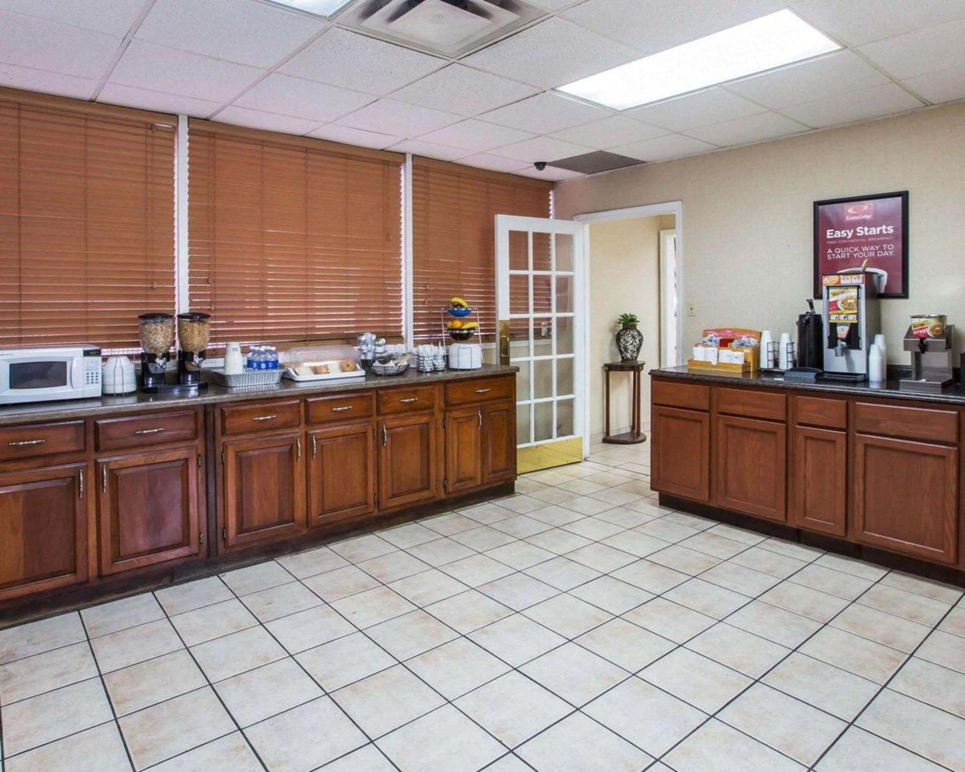 Econo Lodge Atlanta College Park photo 4