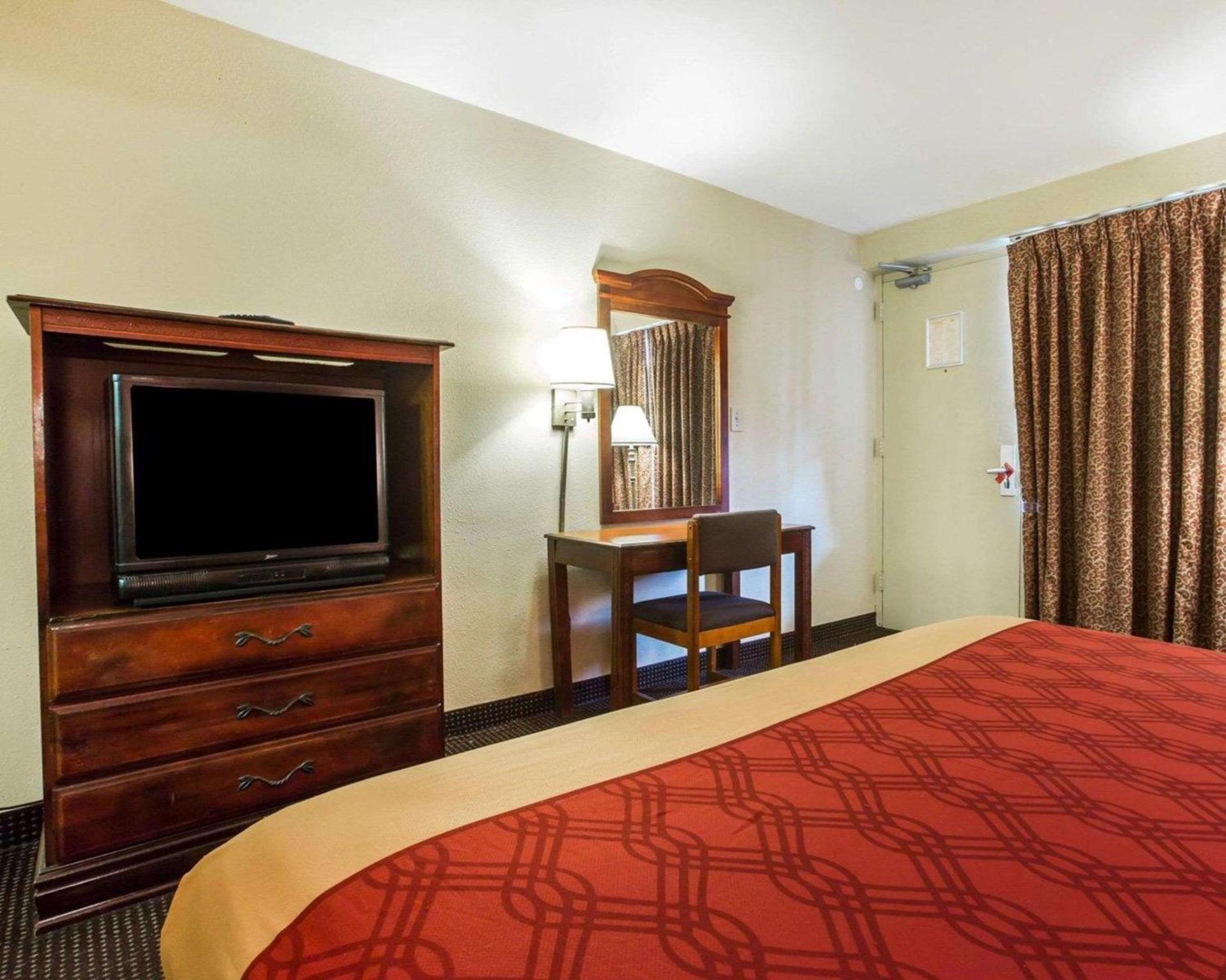 Econo Lodge Atlanta College Park photo 5