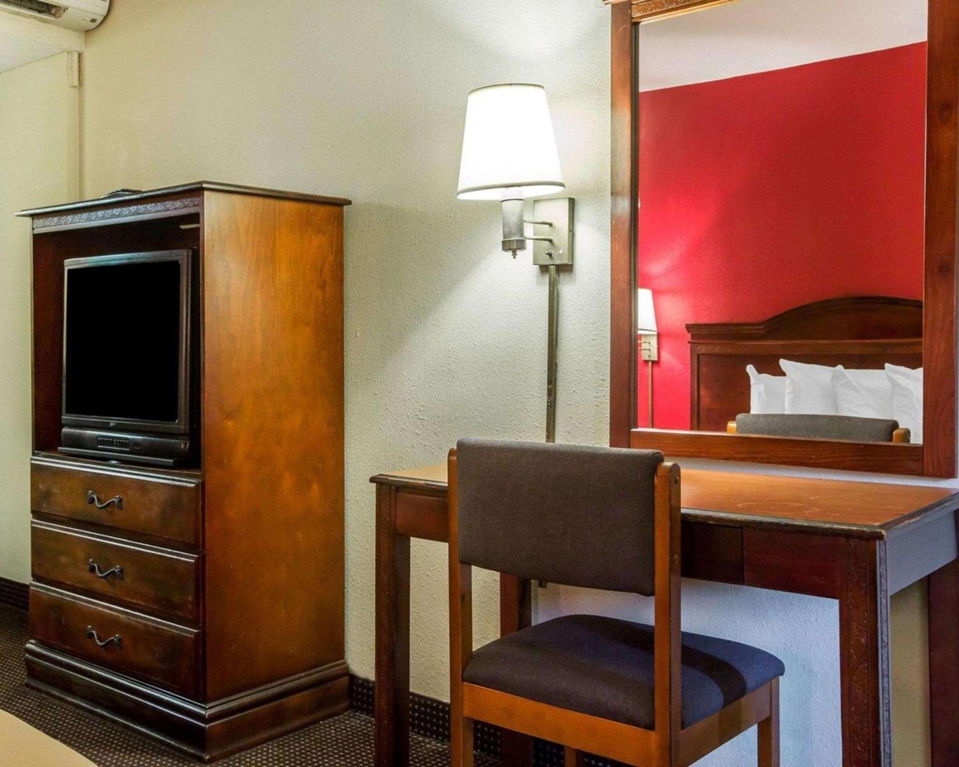 Econo Lodge Atlanta College Park photo 6