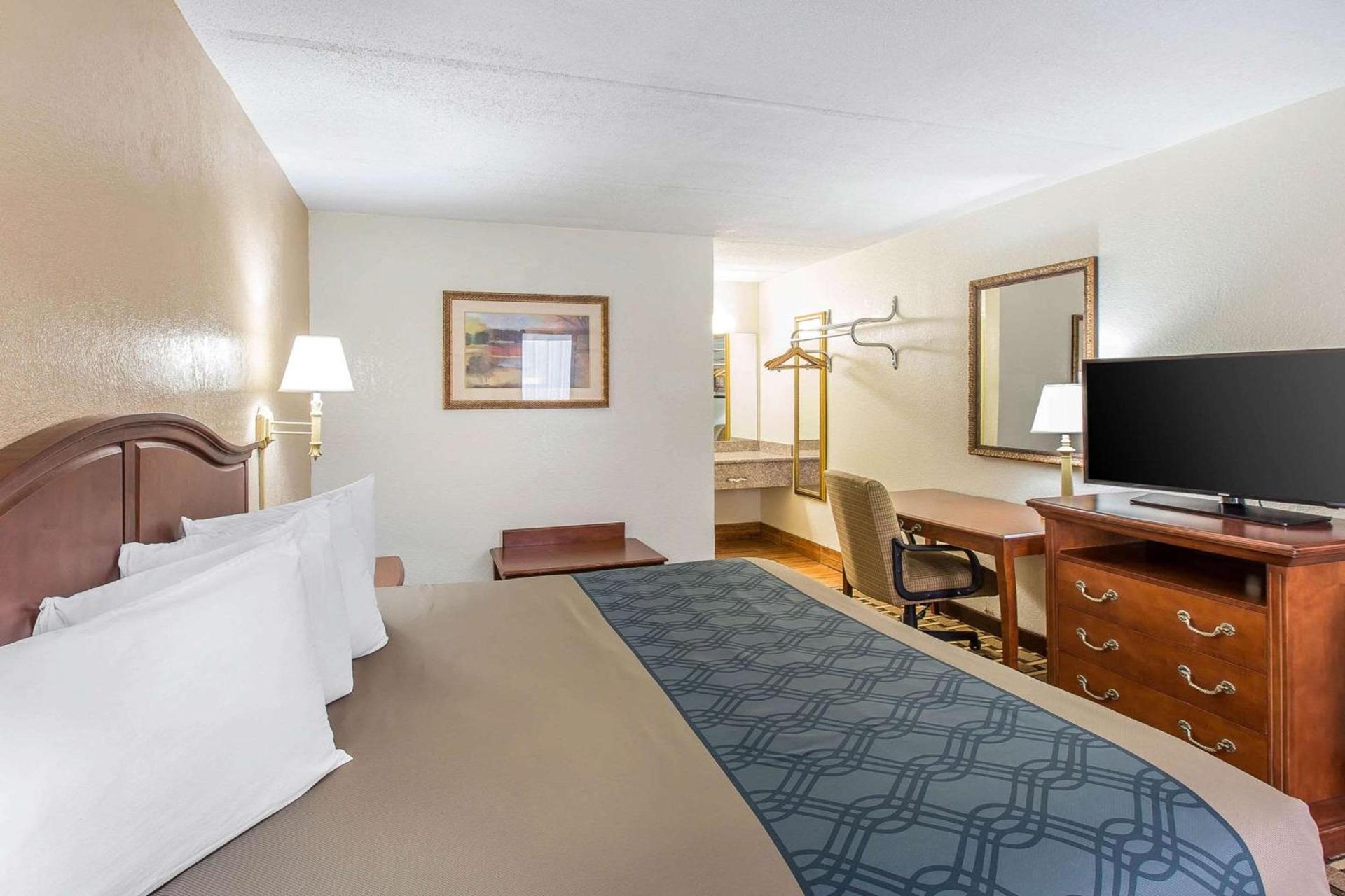 Econo Lodge Savannah Midtown photo 7