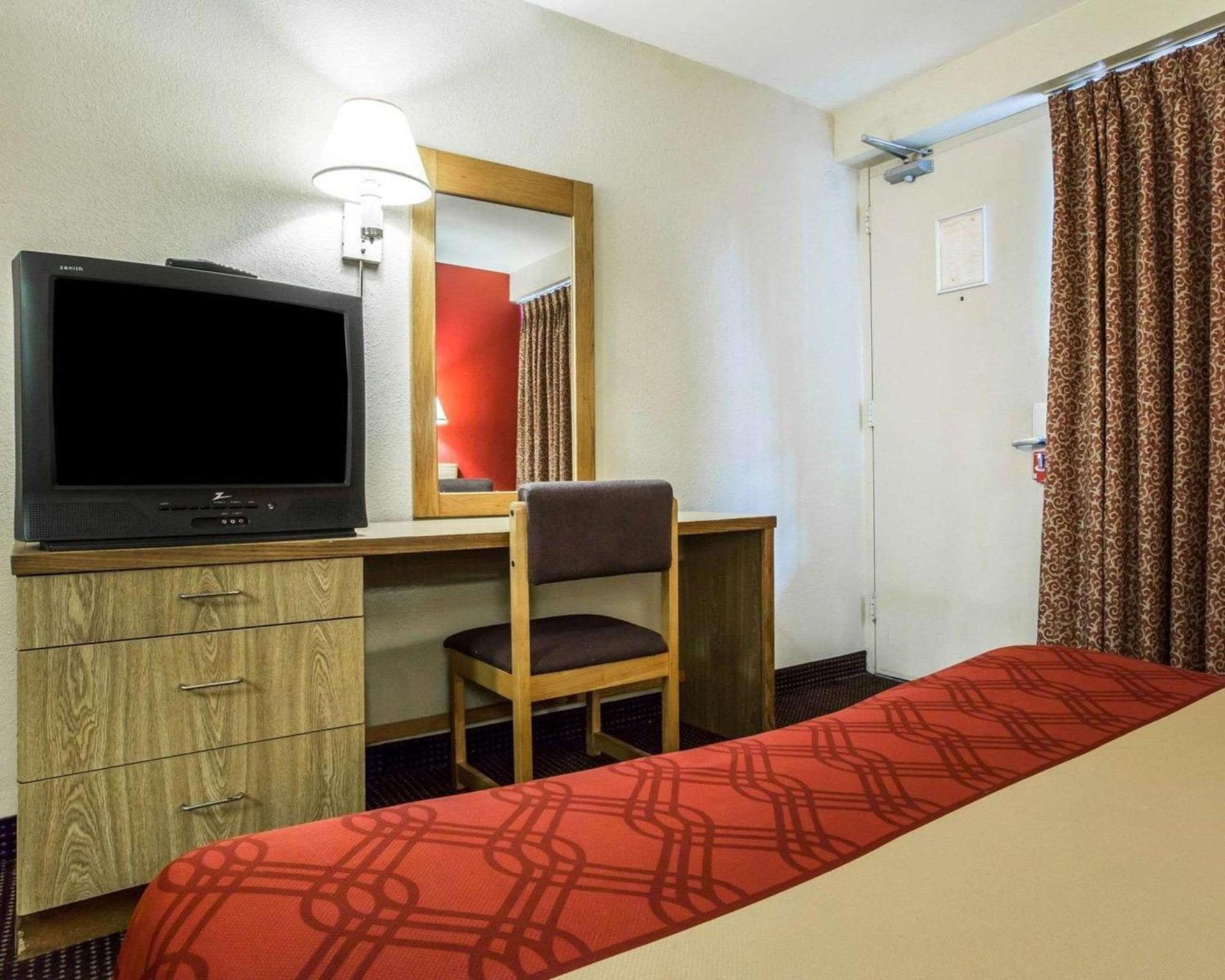 Econo Lodge Atlanta College Park photo 8
