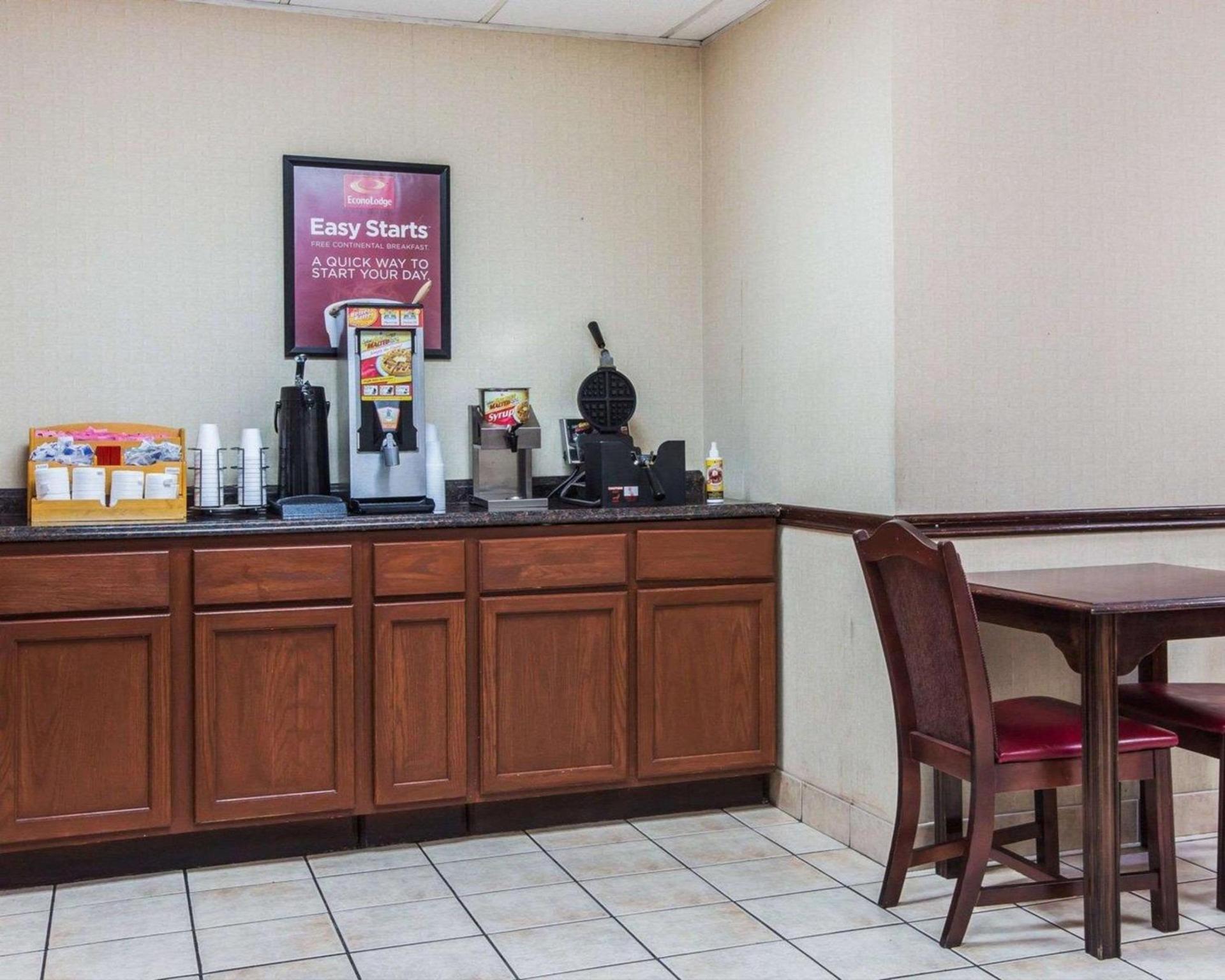 Econo Lodge Atlanta College Park photo 9