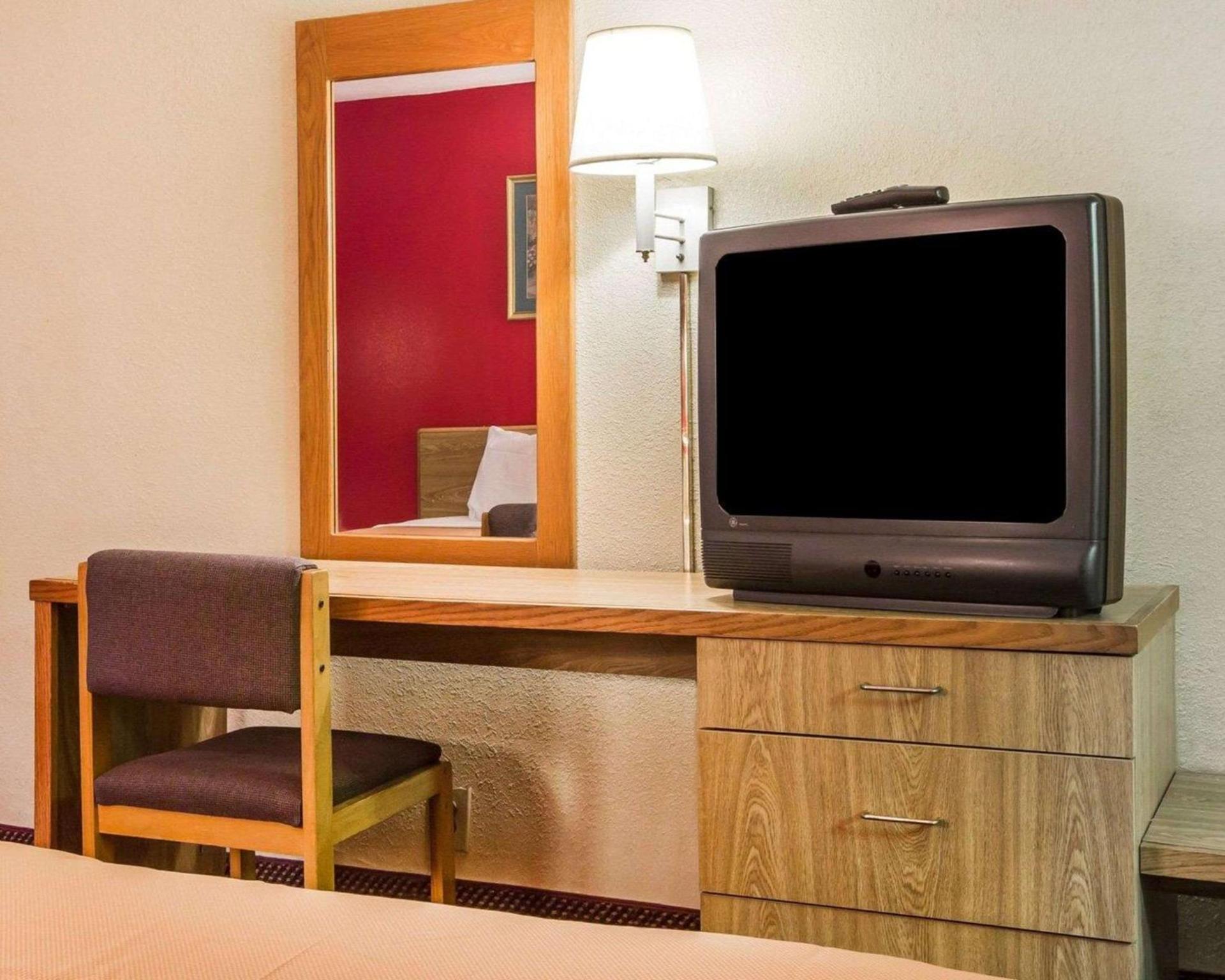 Econo Lodge Atlanta College Park photo 11