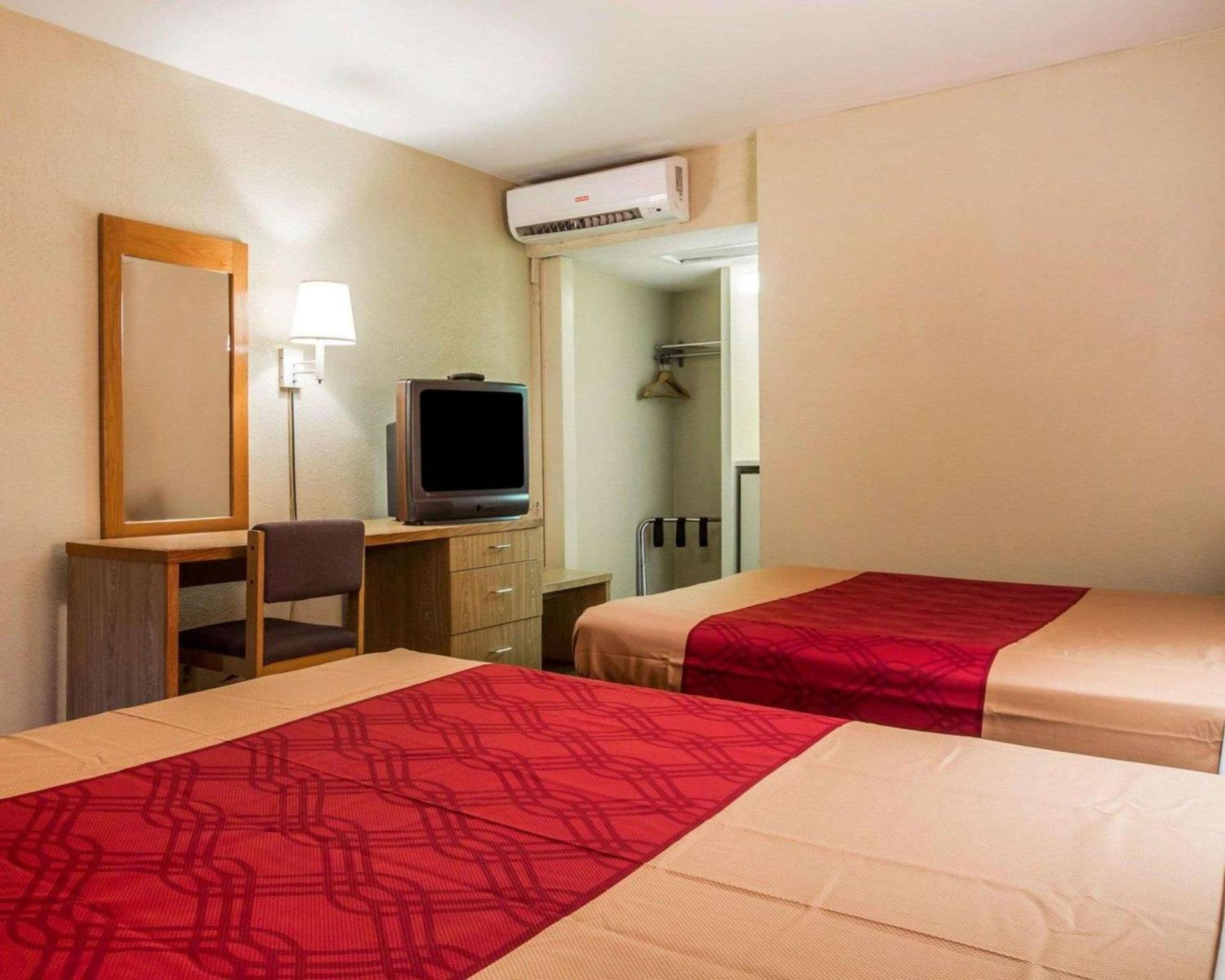 Econo Lodge Atlanta College Park photo 12