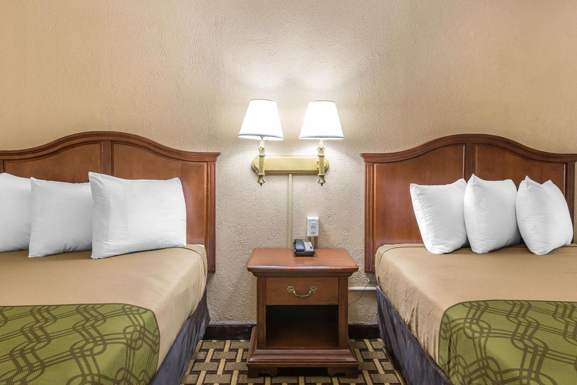 Econo Lodge Savannah Midtown photo 11