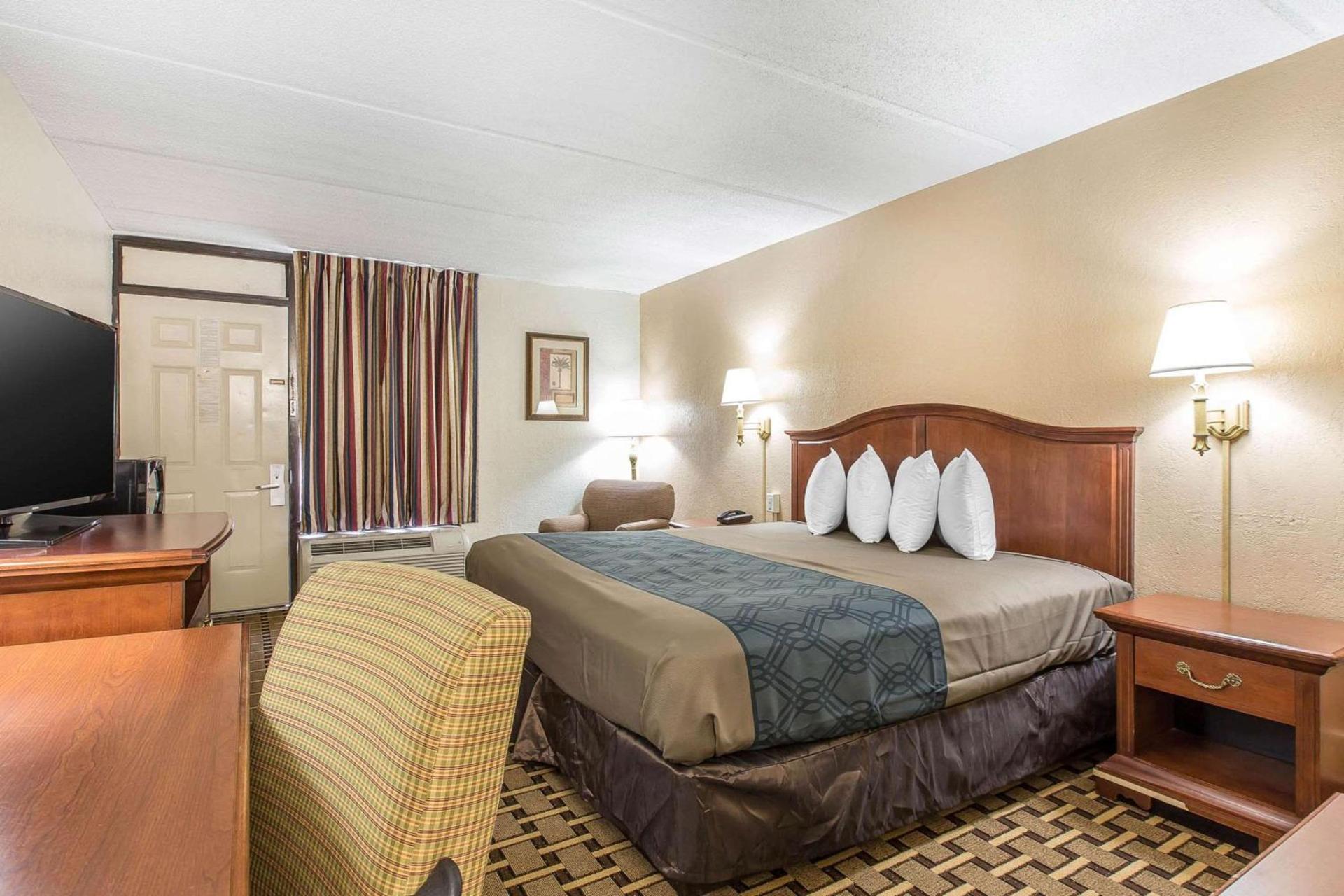 Econo Lodge Savannah Midtown photo 16