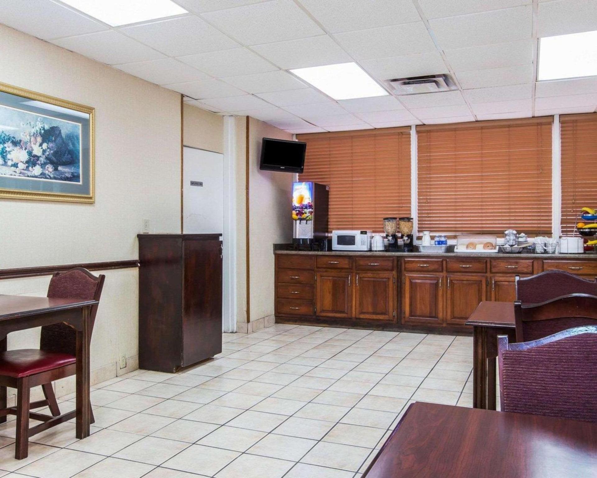 Econo Lodge Atlanta College Park photo 14