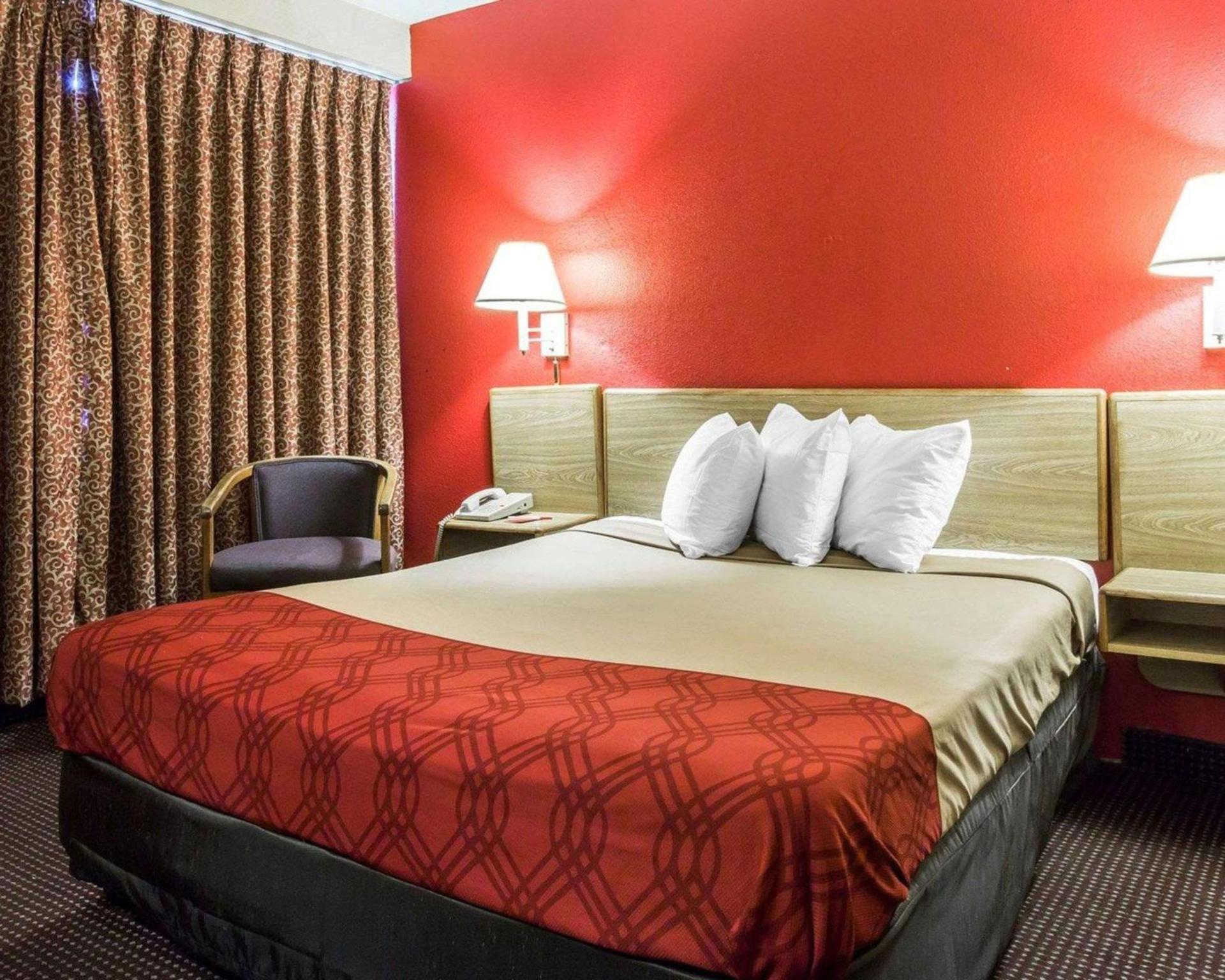 Econo Lodge Atlanta College Park photo 15