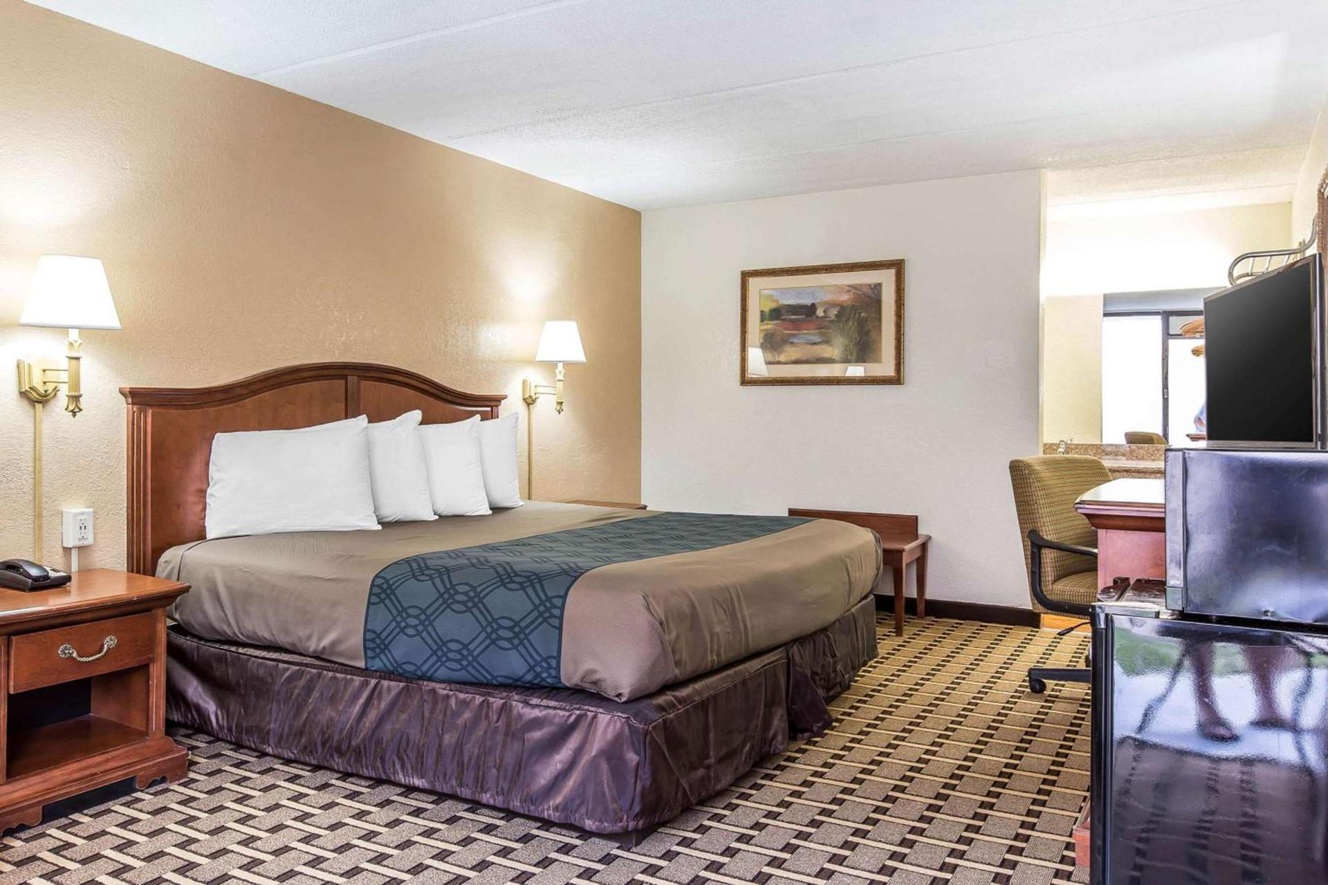 Econo Lodge Savannah Midtown photo 18