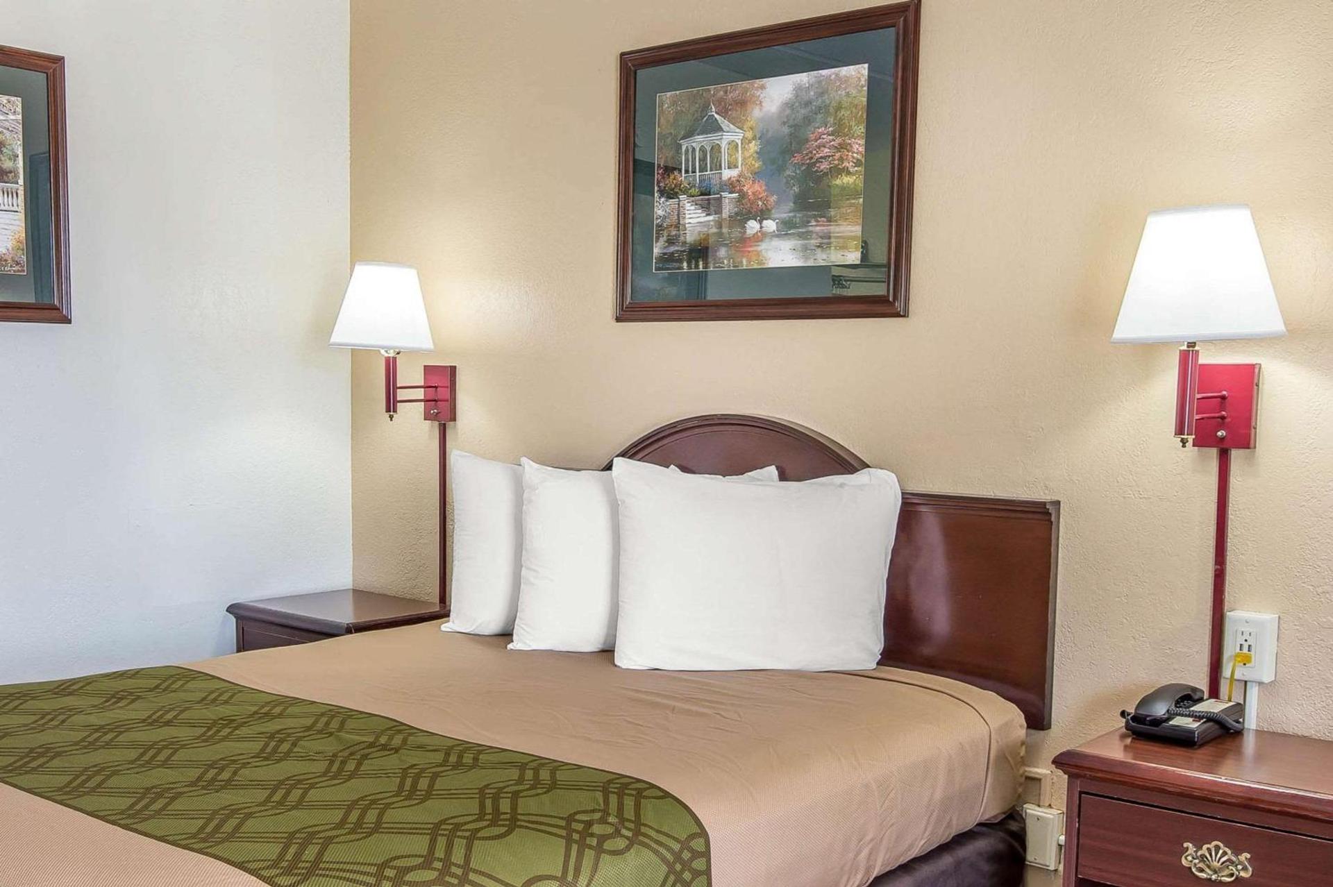Econo Lodge Savannah Midtown photo 9