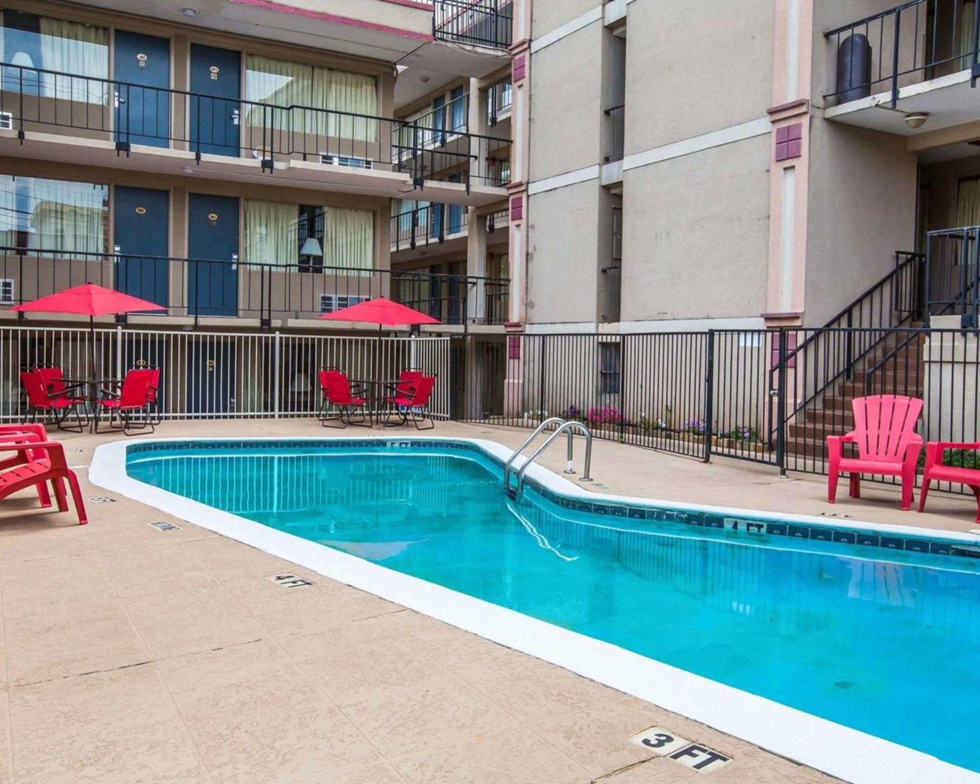 Econo Lodge Atlanta College Park photo 16