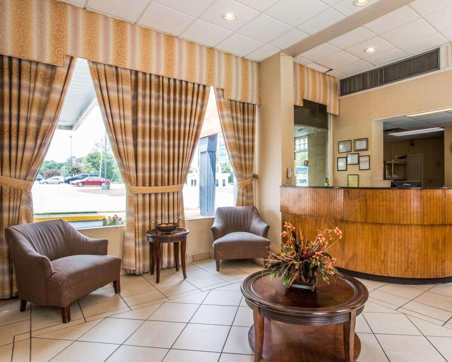 Econo Lodge Atlanta College Park photo 17