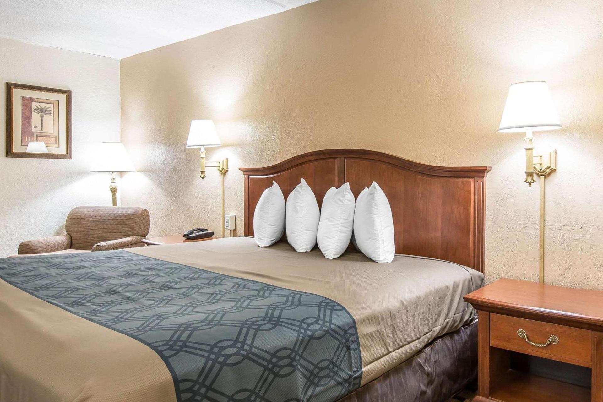 Econo Lodge Savannah Midtown photo 17