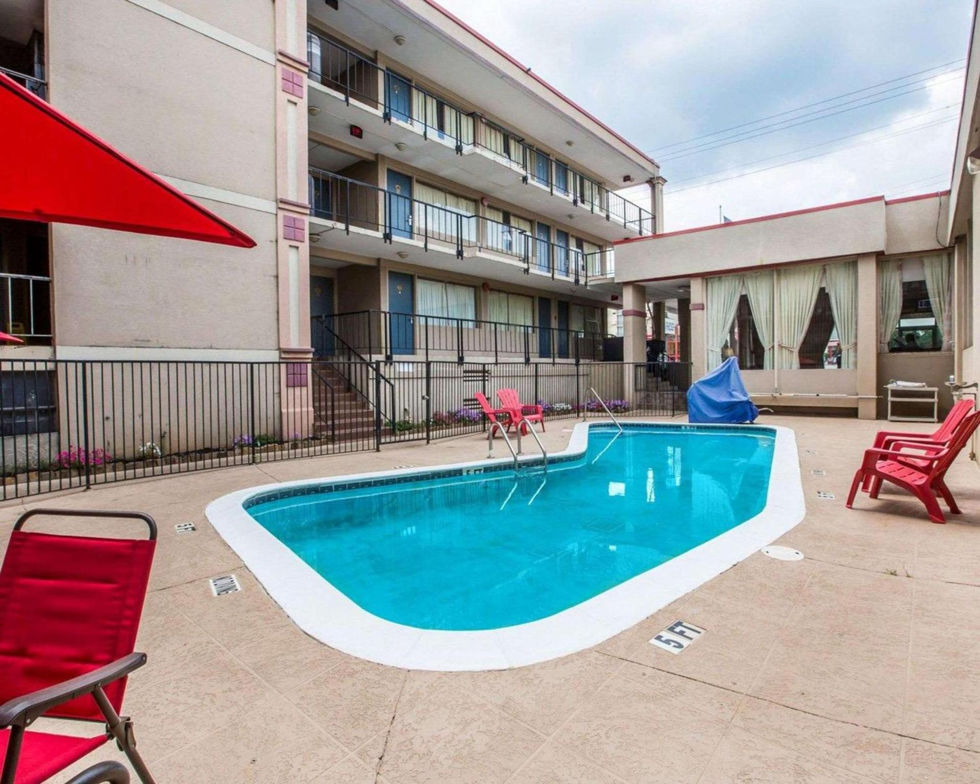 Econo Lodge Atlanta College Park photo 19