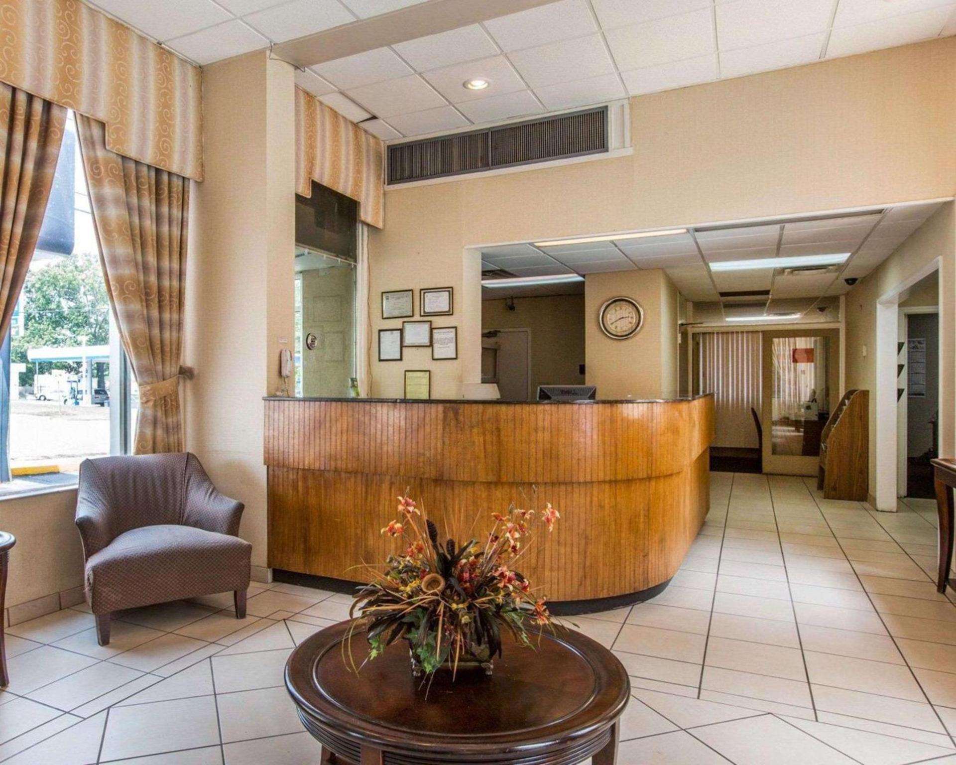 Econo Lodge Atlanta College Park photo 20