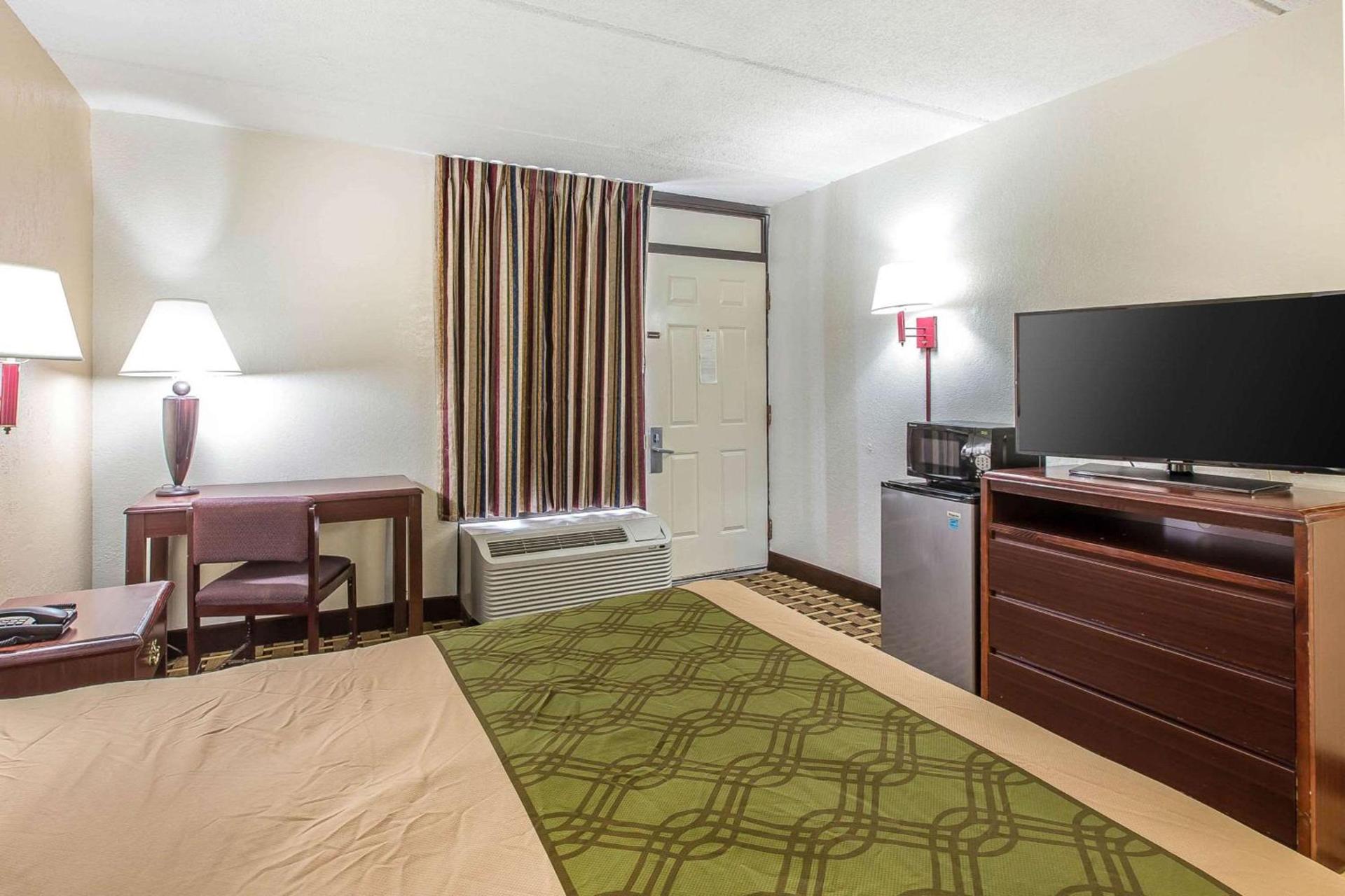 Econo Lodge Savannah Midtown photo 13