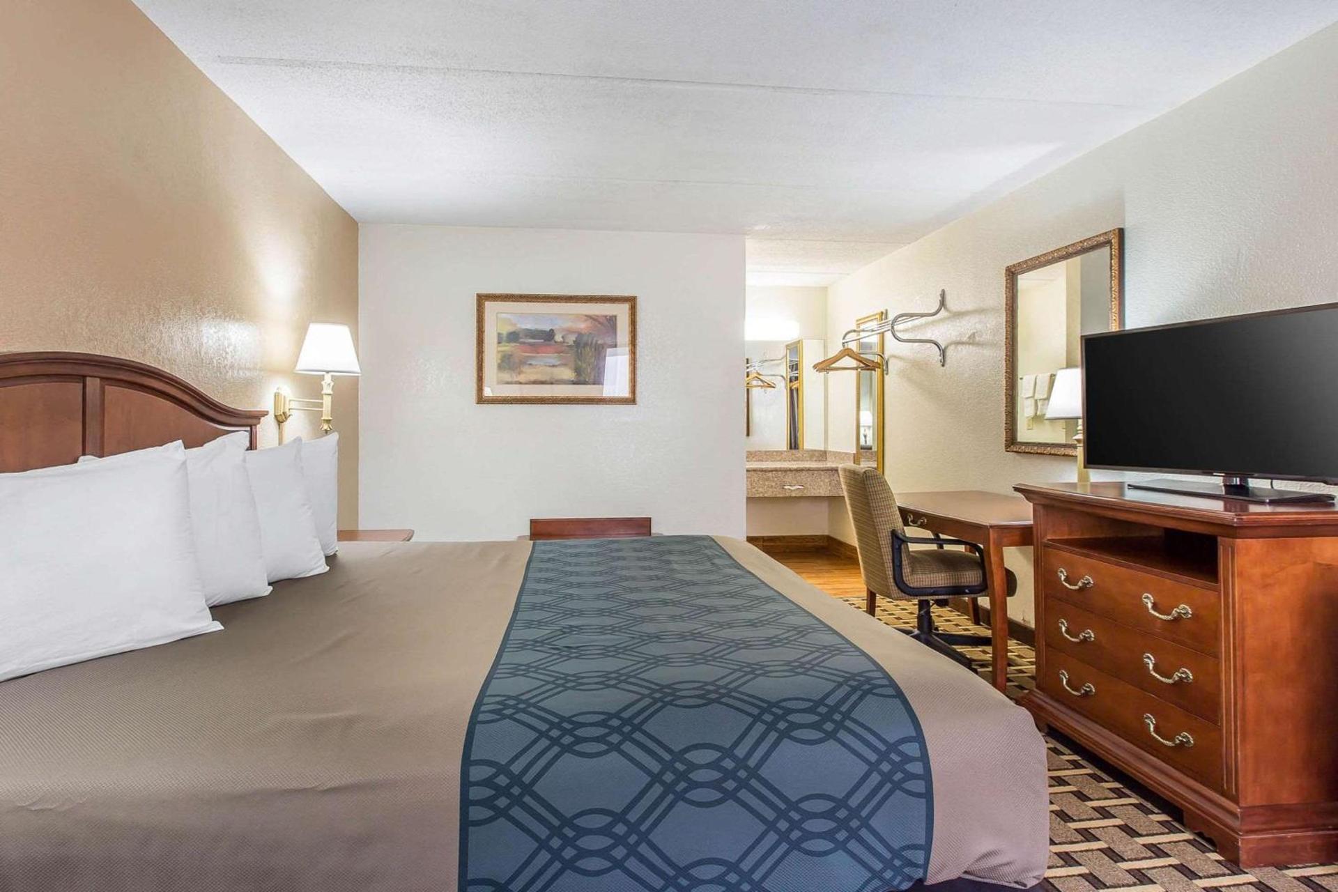 Econo Lodge Savannah Midtown photo 8