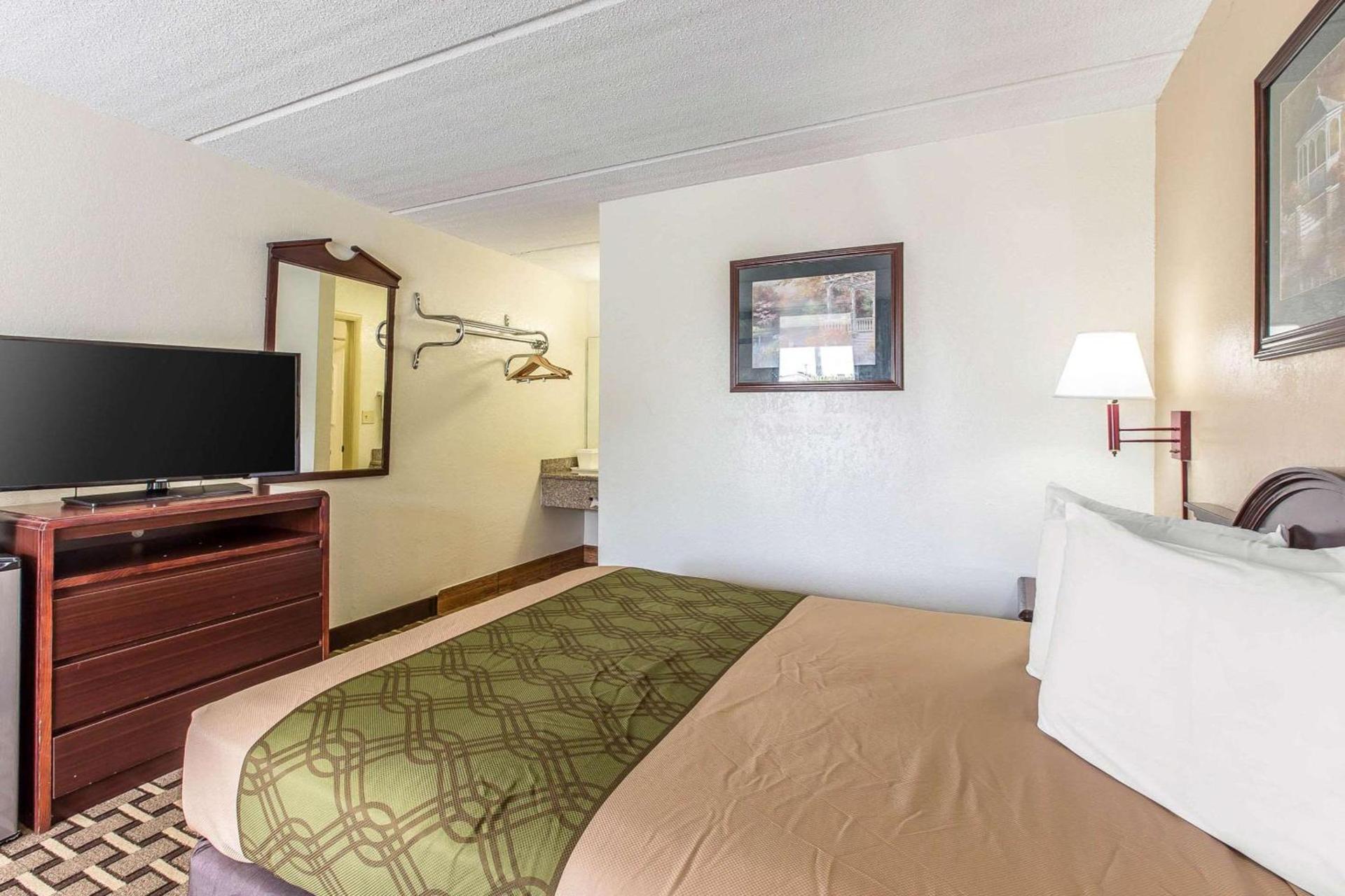 Econo Lodge Savannah Midtown photo 14