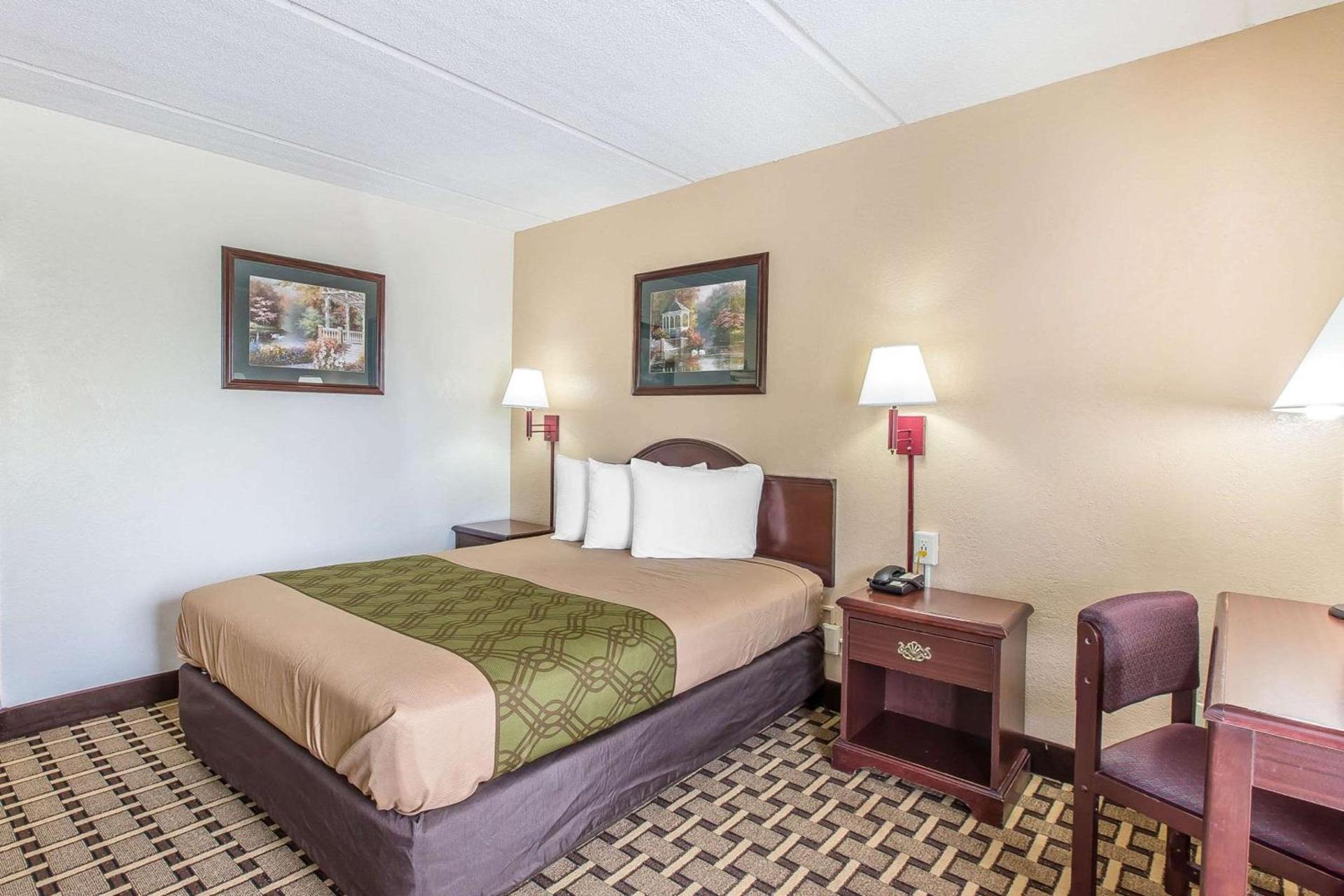 Econo Lodge Savannah Midtown photo 10