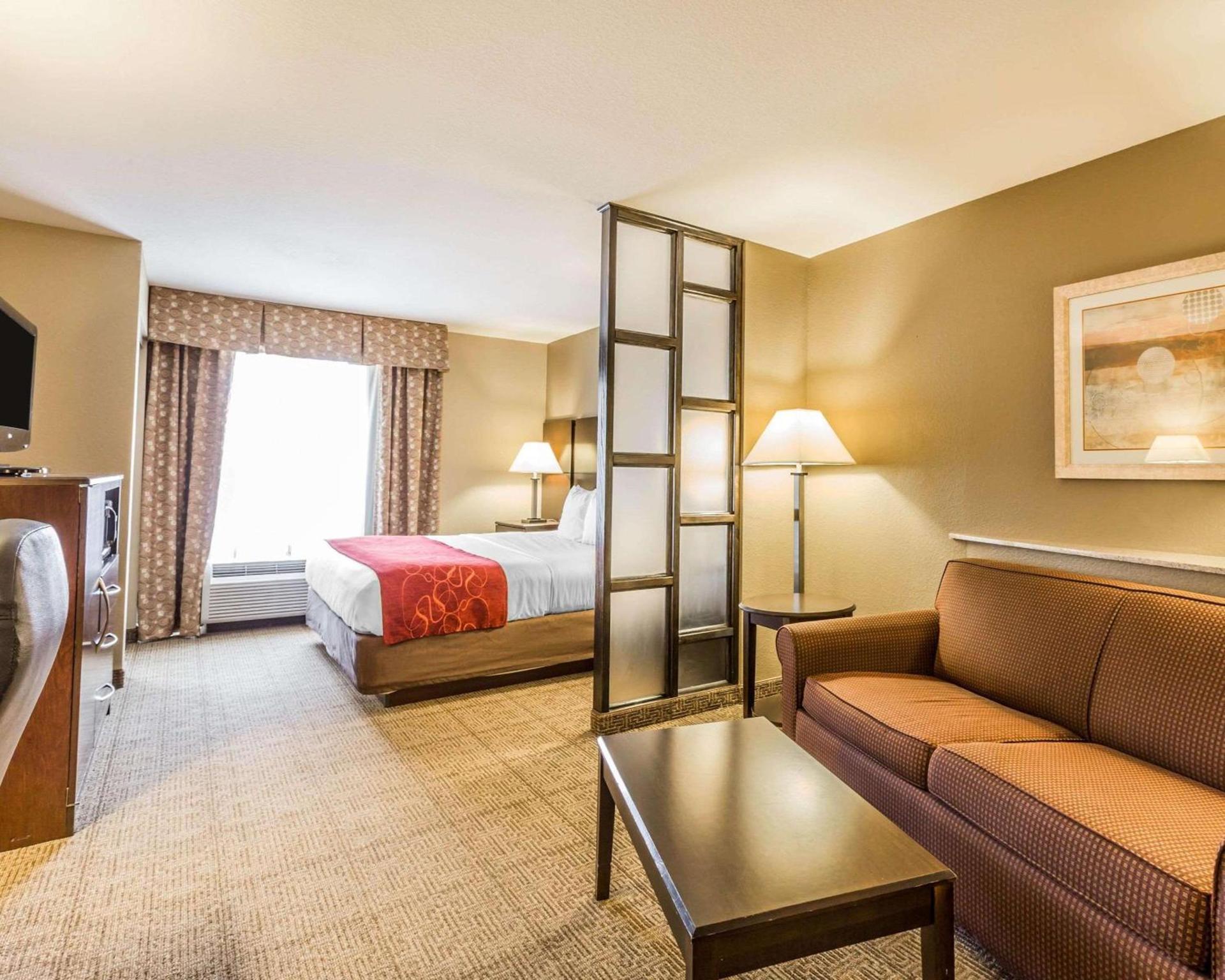 Comfort Suites Commerce photo 40