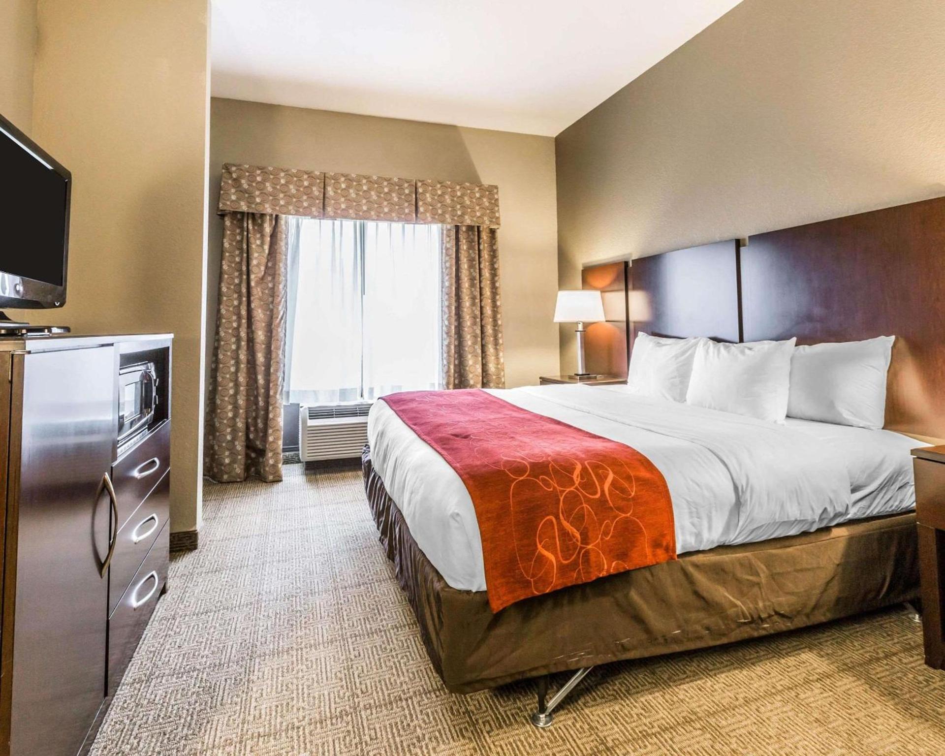 Comfort Suites Commerce photo 39