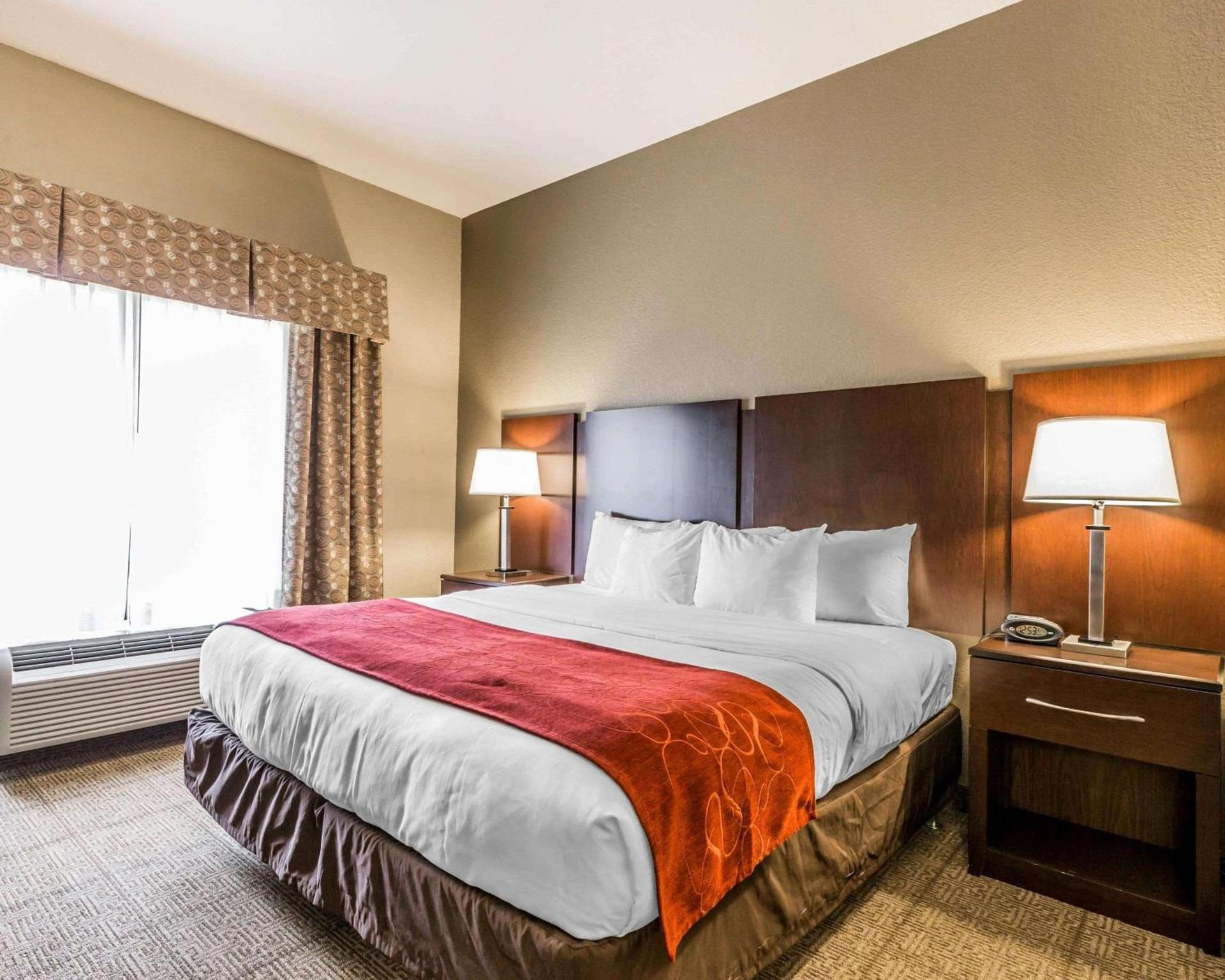 Comfort Suites Commerce photo 38