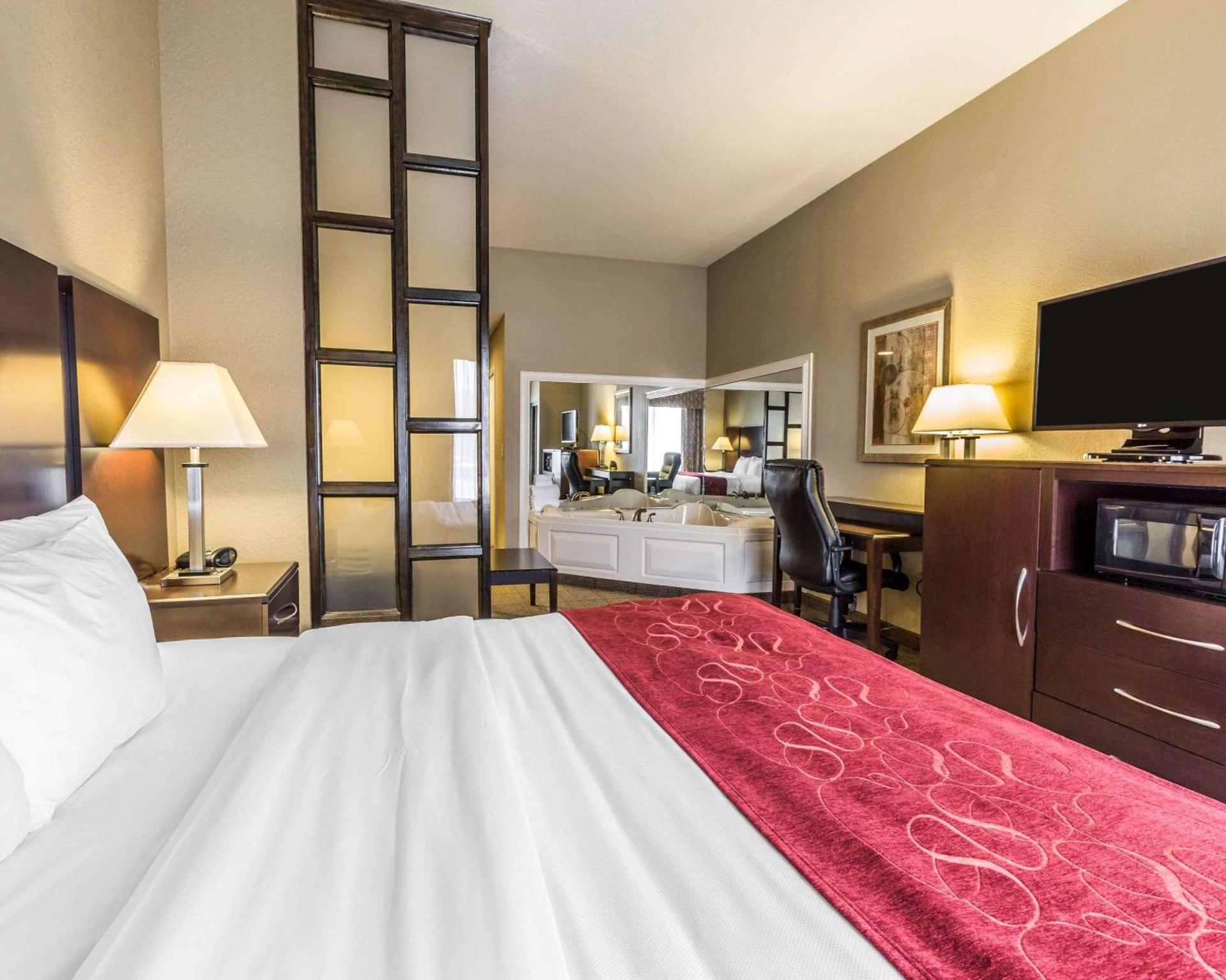 Comfort Suites Commerce photo 37