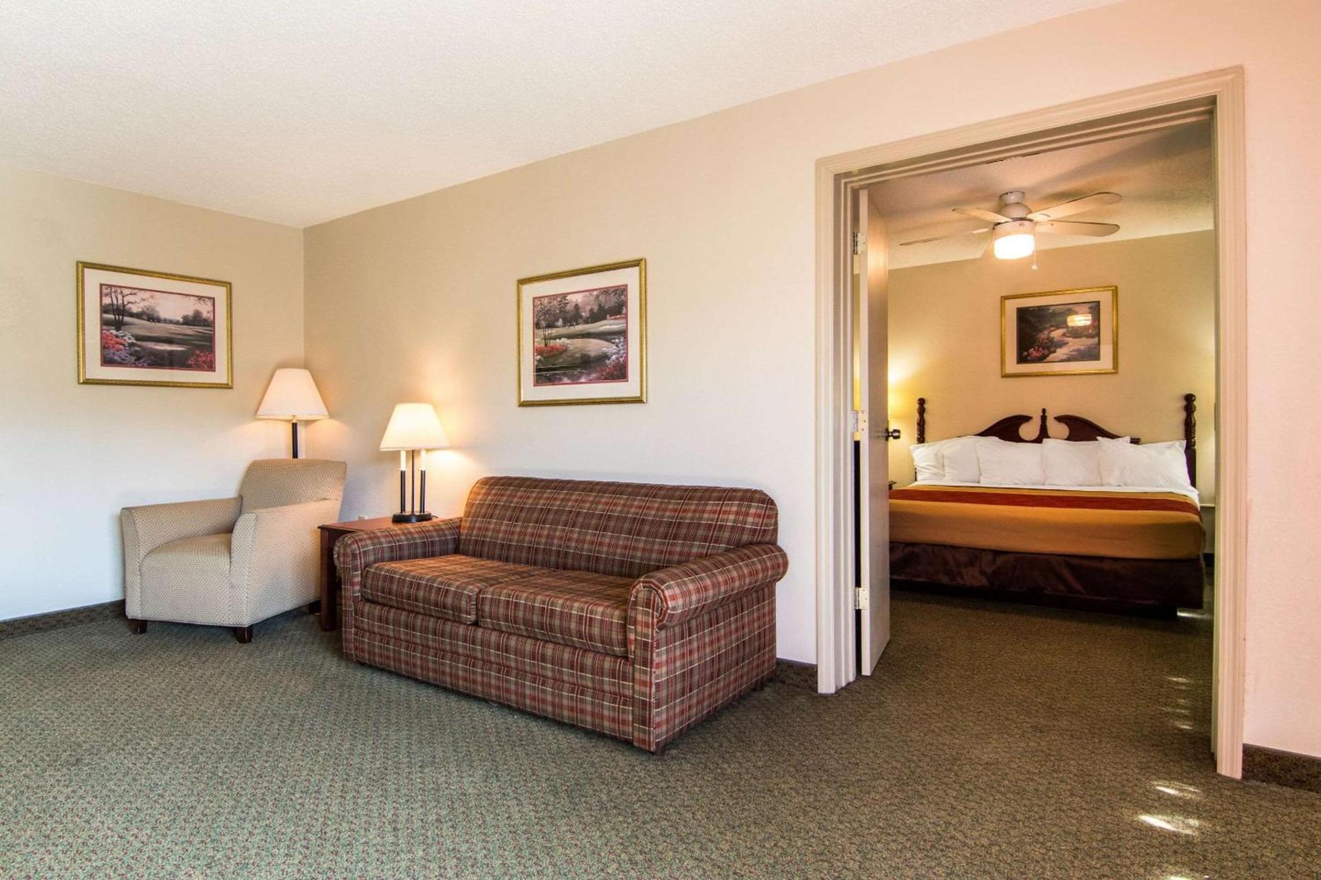 Econo Lodge Inn & Suites Conference Center Dublin photo 15