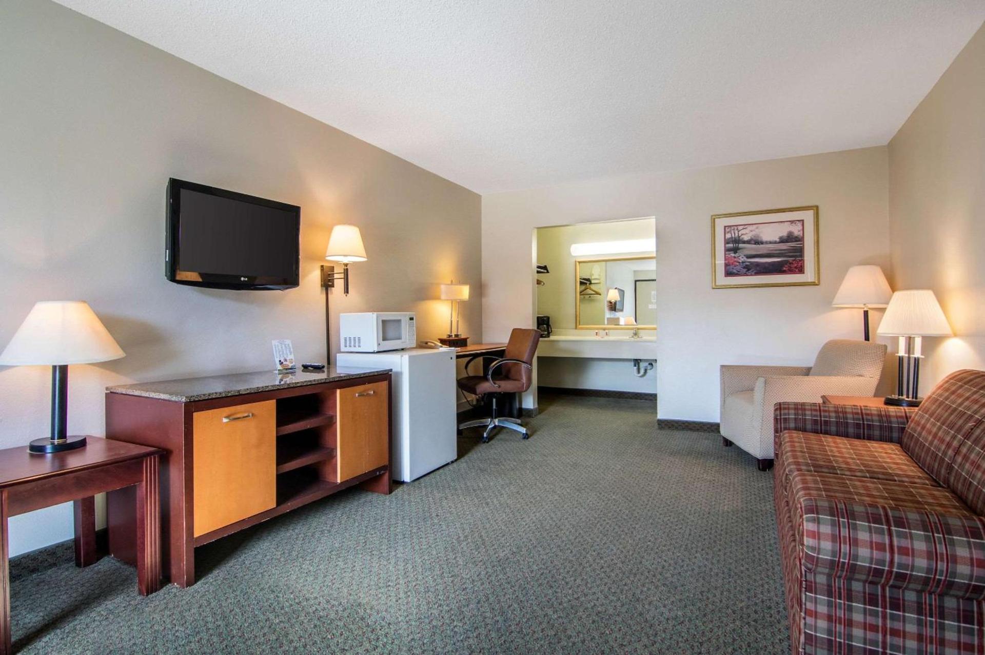 Econo Lodge Inn & Suites Conference Center Dublin photo 17