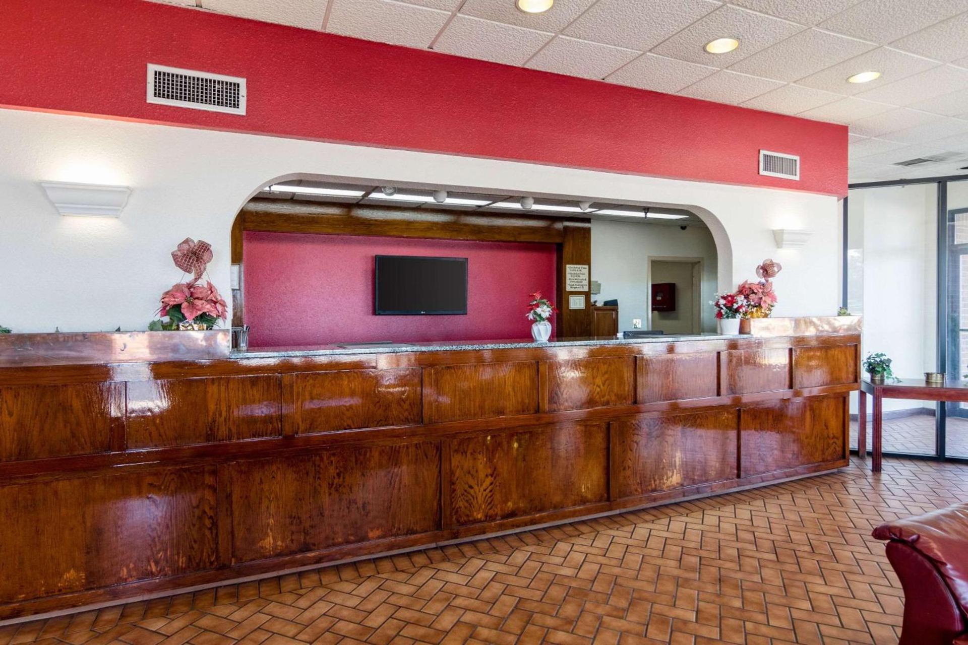 Econo Lodge Inn & Suites Conference Center Dublin photo 4