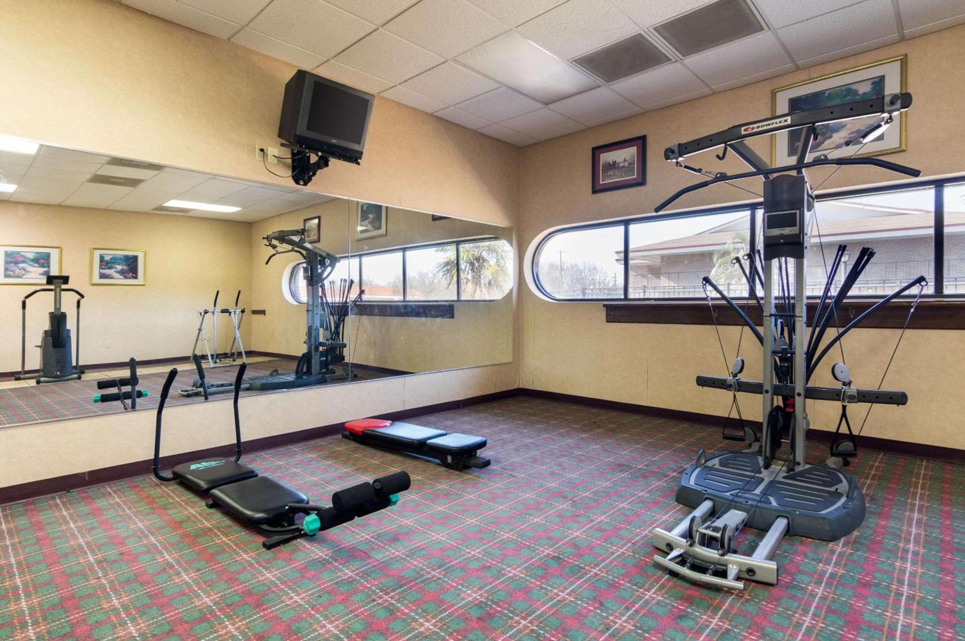Econo Lodge Inn & Suites Conference Center Dublin photo 21